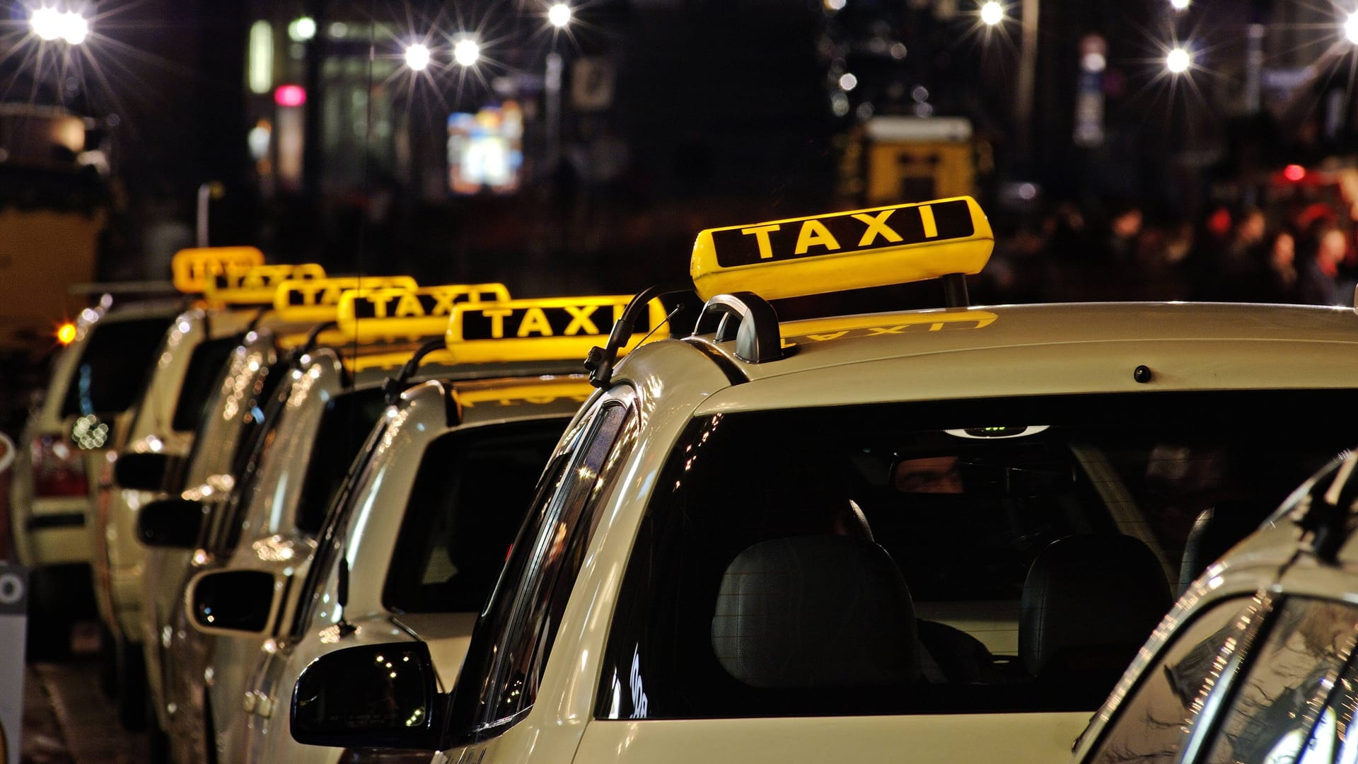 Der Taxistand am Hauptmarkt (Archivbild): Die Taxis sollen nach dem Willen von CSU und Grünen künftig in der Augustinerstraße stehen – dort wäre auch Platz für Elektroladesäulen.