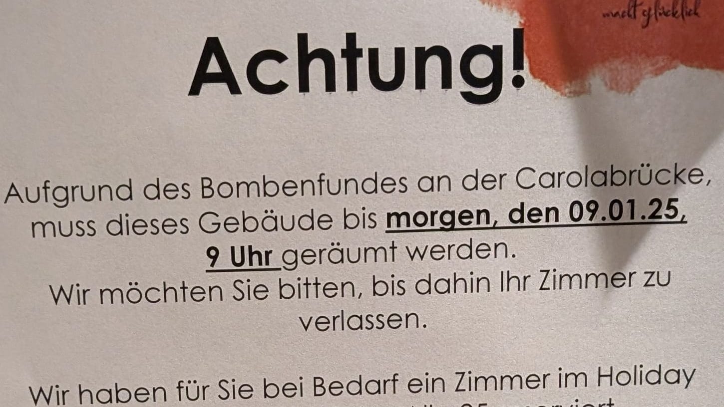 Aushang in einem Aufzug in der Dresdner Altstadt: Am Donnerstagmorgen müssen viele Touristen raus aus dem historischen Stadtteil.