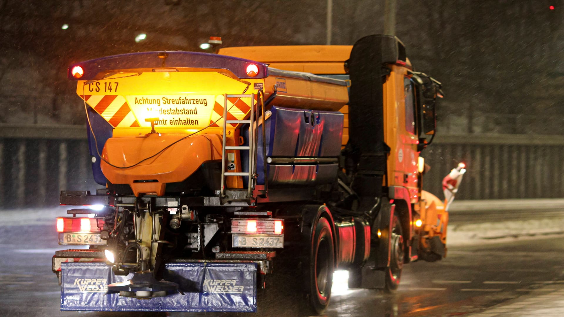 Schneefall in Berlin (Archivbild): Am Montagmorgen drohen glatte Straßen in der Hauptstadt.