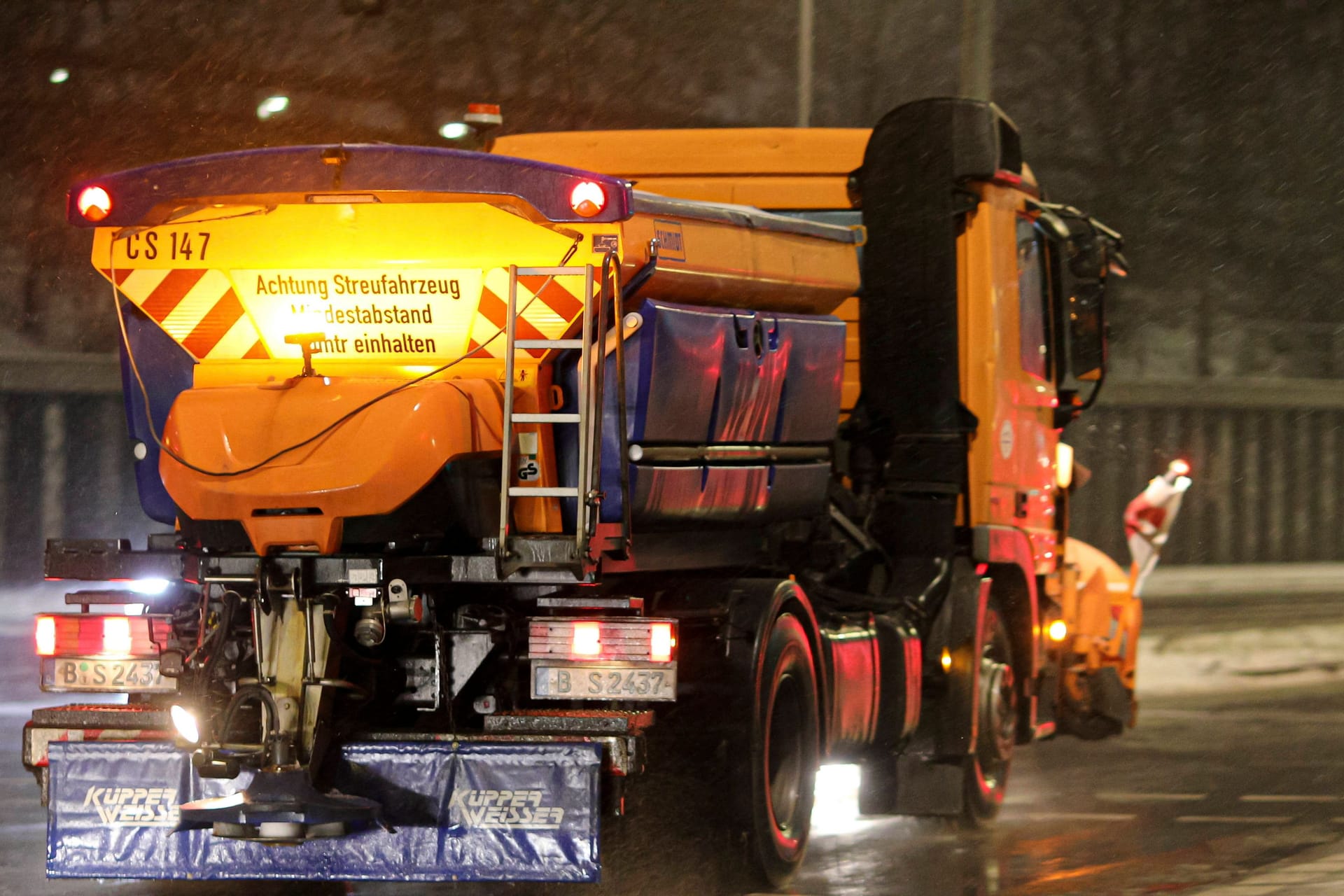 Schneefall in Berlin (Archivbild): Am Montagmorgen drohen glatte Straßen in der Hauptstadt.