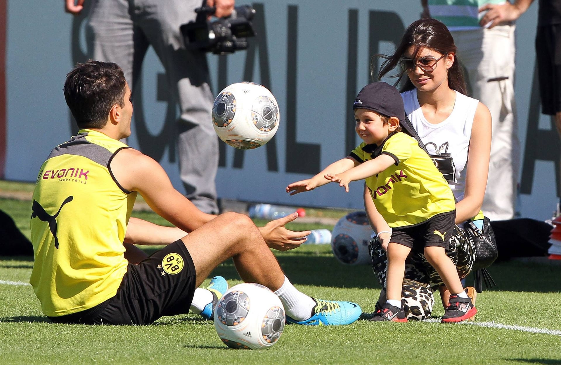 Nuri und Tugba Şahin: Die beiden spielen mit ihrem gemeinsamen Sohn auf dem Fußballfeld.