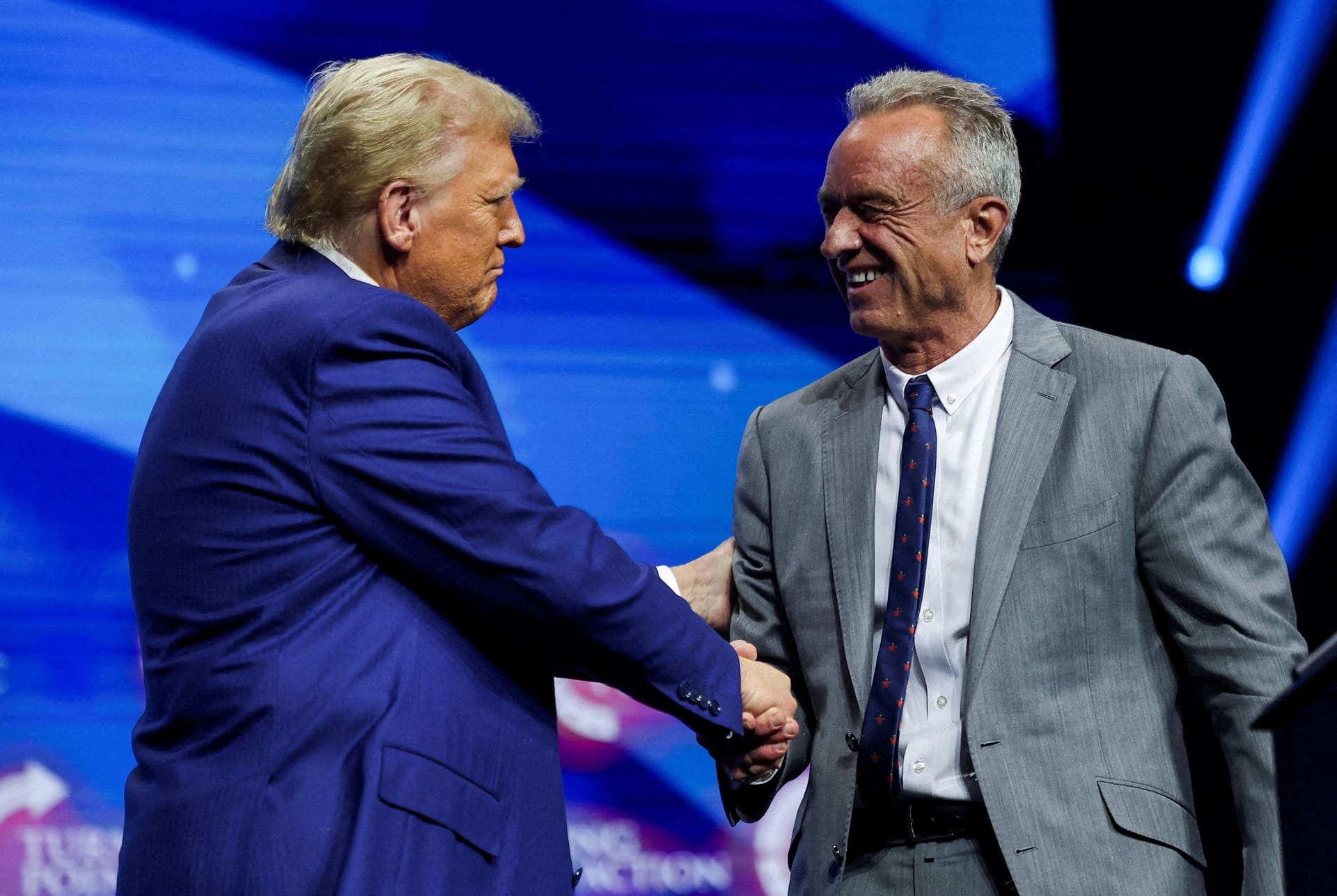 Wahlkampf 2024: Robert F. Kennedy Jr. (r.) und Donald Trump.