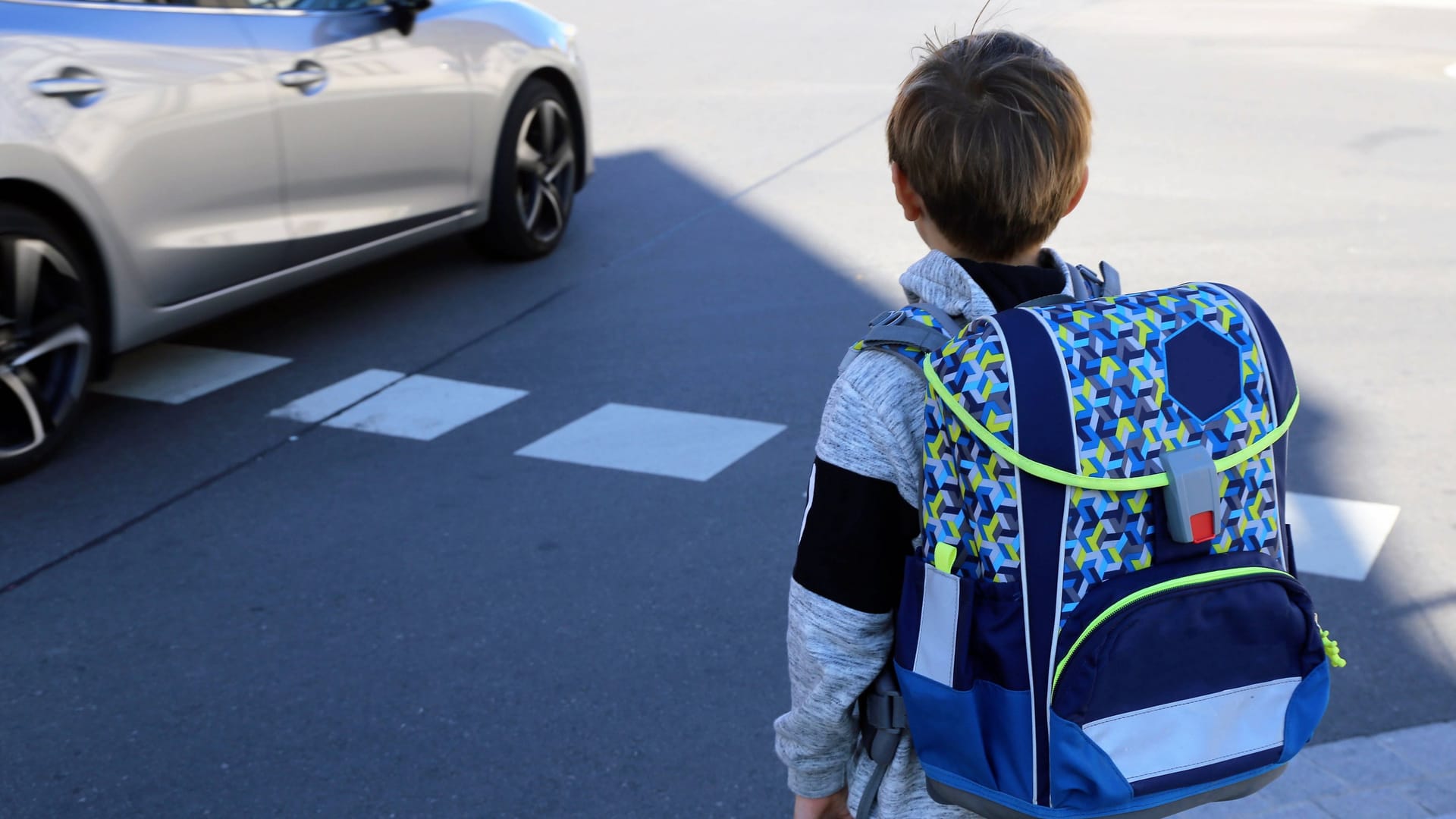 Kind auf dem Schulweg (Symbolbild): Der Achtjährige kam wohlbehalten in seiner Schule an.