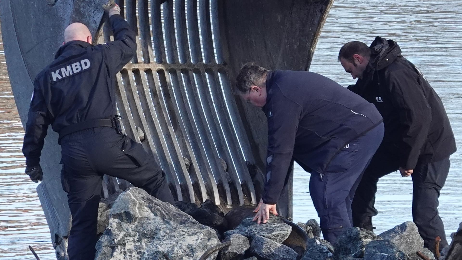 Der Kampfmittelbeseitigungsdienst mit Hand an der Bombe: Die Spezialisten konnten nach erster Begutachtung bestätigen, dass es sich um eine scharfe Weltkriegsbombe handelt.