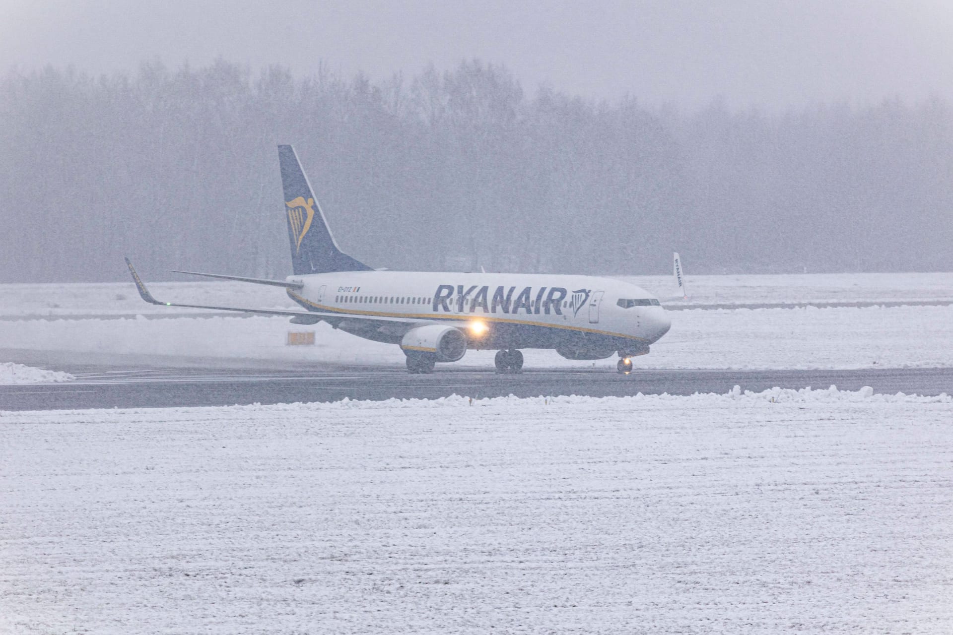 Eine Boeing 737 am Flughafen Eindhoven während eines Schneesturms (Archivbild): Wegen starker Nebelfelder wurde ein Flug nach Köln/Bonn umgeleitet.