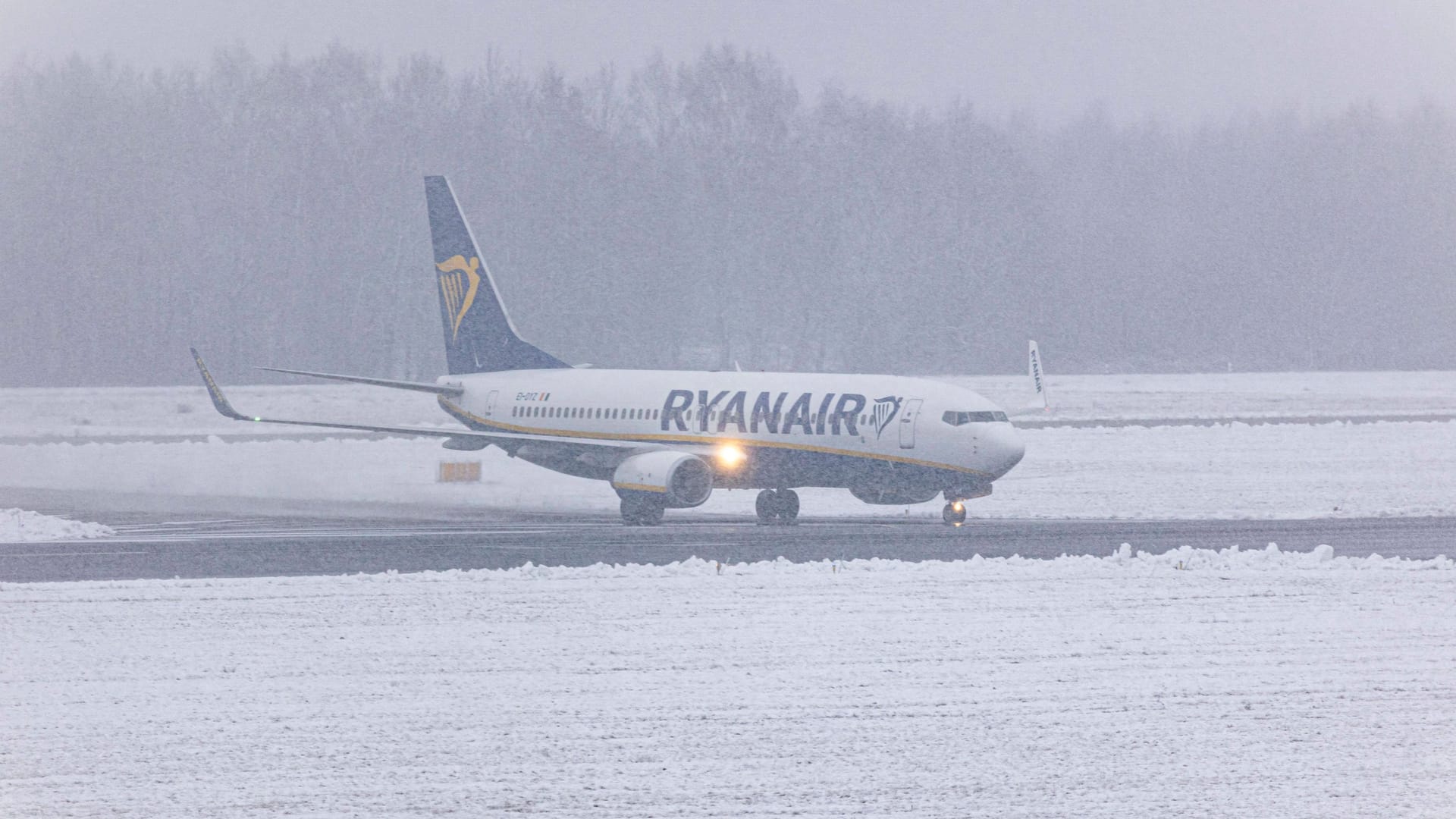 Eine Boeing 737 am Flughafen Eindhoven während eines Schneesturms (Archivbild): Wegen starker Nebelfelder wurde ein Flug nach Köln/Bonn umgeleitet.