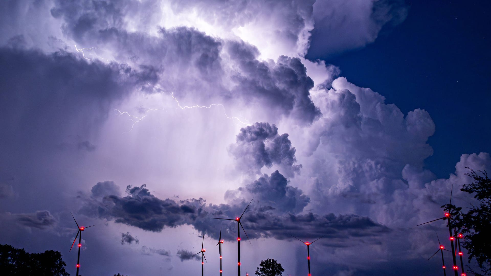 Unwetterwolken am Himmel: Ein Bombenzyklon mit Windgeschwindigkeiten von bis zu 250 km/h erreicht Europa – Auswirkungen hat der Sturm auch auf Köln und die Region.