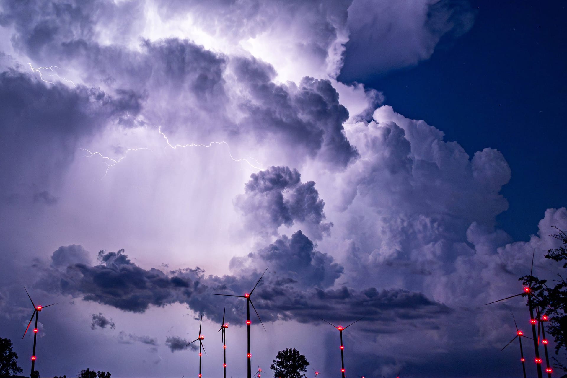 Unwetterwolken am Himmel: Ein Bombenzyklon mit Windgeschwindigkeiten von bis zu 250 km/h erreicht Europa – Auswirkungen hat der Sturm auch auf Köln und die Region.