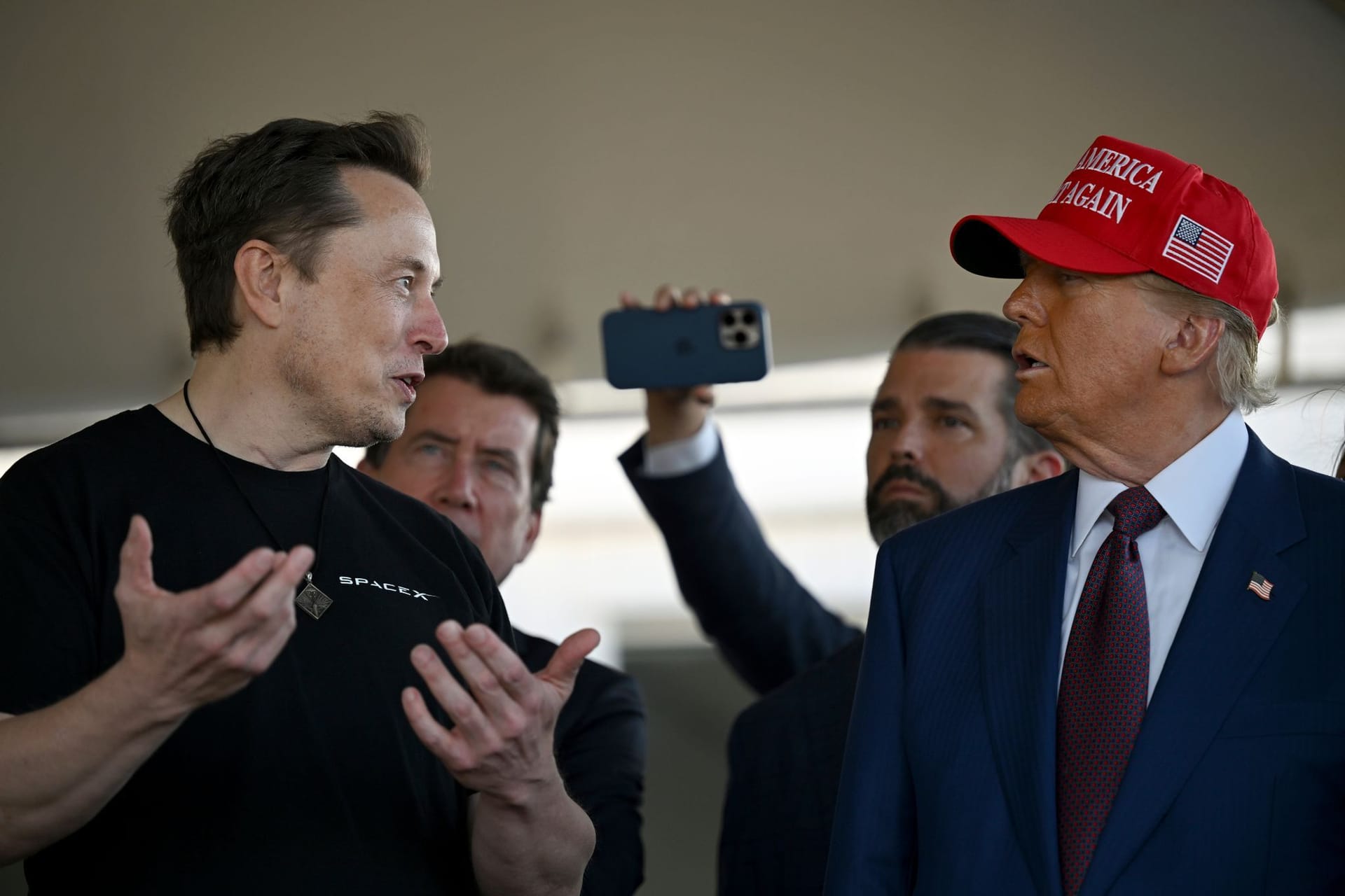 Elon Musk spricht mit dem designierten US-Präsidenten Donald Trump vor dem Start des sechsten Testflugs der SpaceX Starship-Rakete in Boca Chica, Texas.