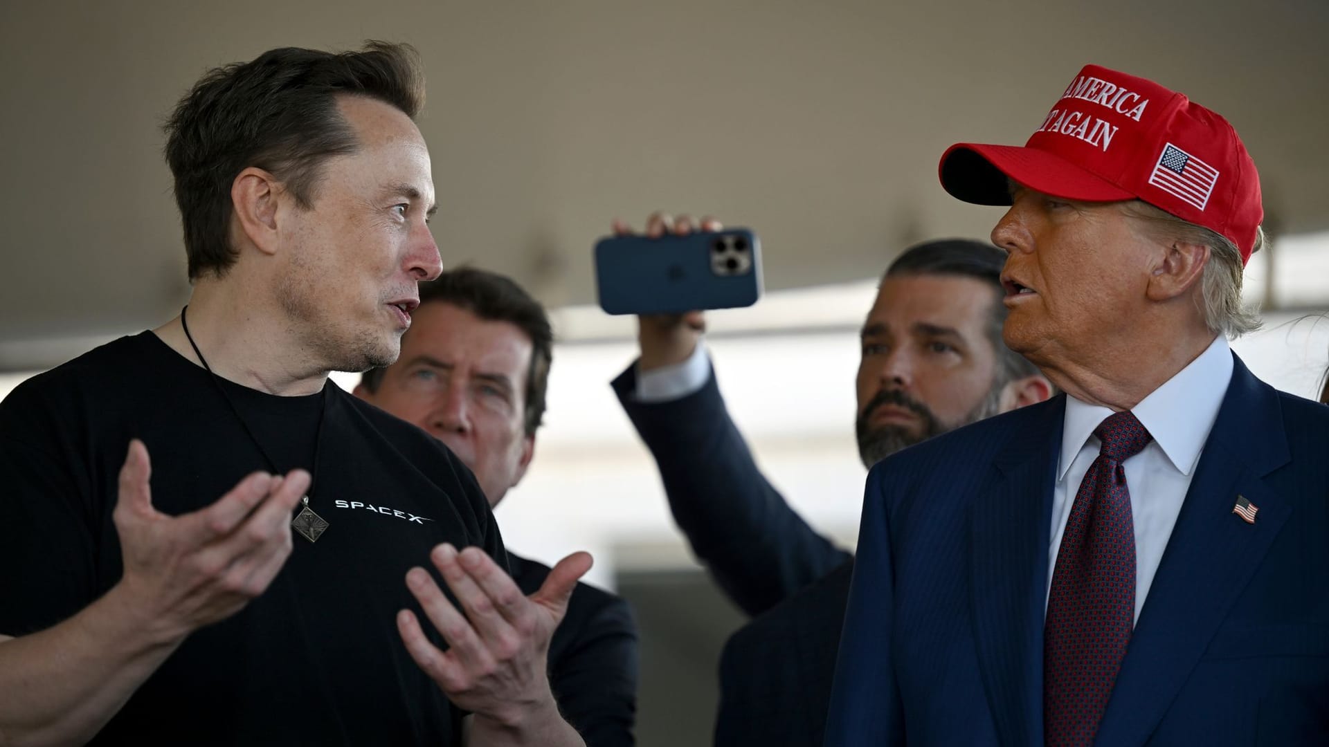 Elon Musk spricht mit dem designierten US-Präsidenten Donald Trump vor dem Start des sechsten Testflugs der SpaceX Starship-Rakete in Boca Chica, Texas.