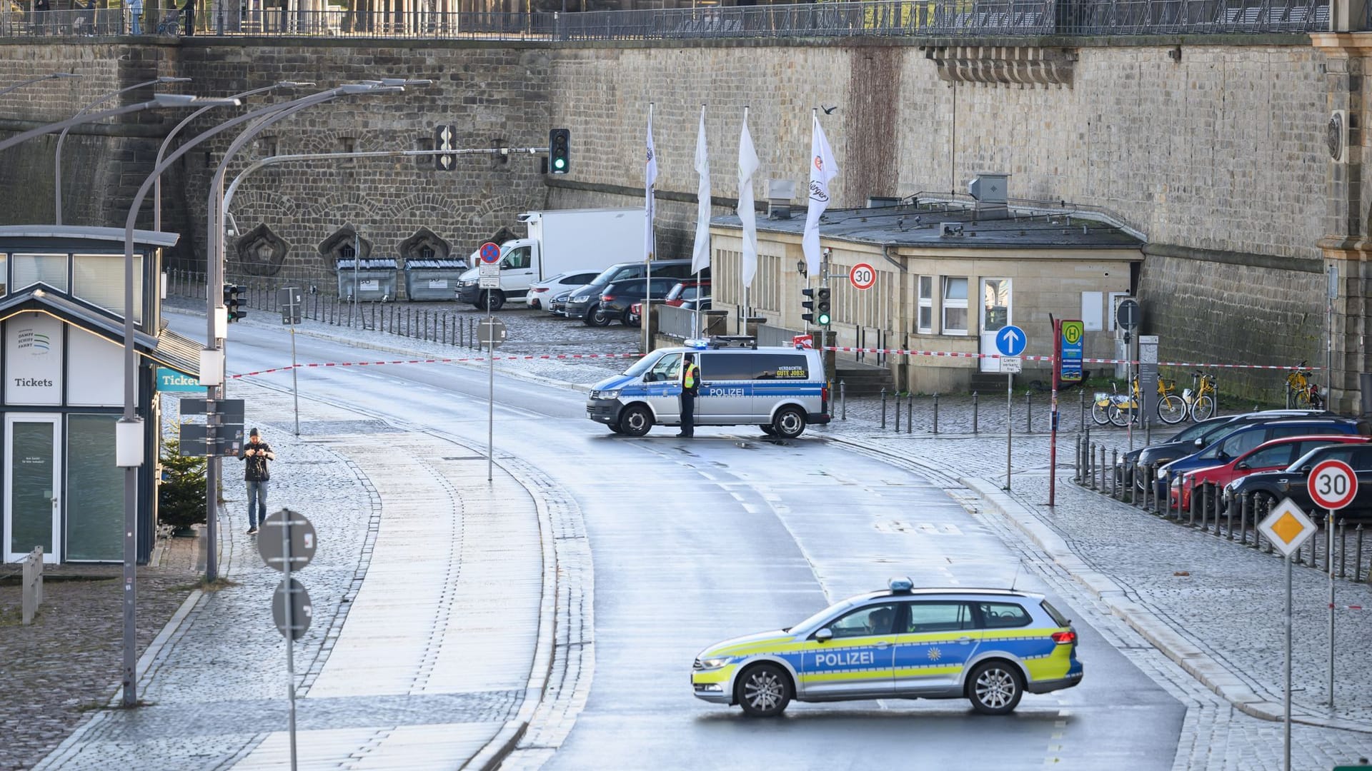 Gegen 10.40 Uhr rückte der Kampfmittelbeseitigungsdienst an: Aktuell sind das Terrassenufer bis zum Theaterplatz und Teile des Rathenauplatzes abgesperrt.