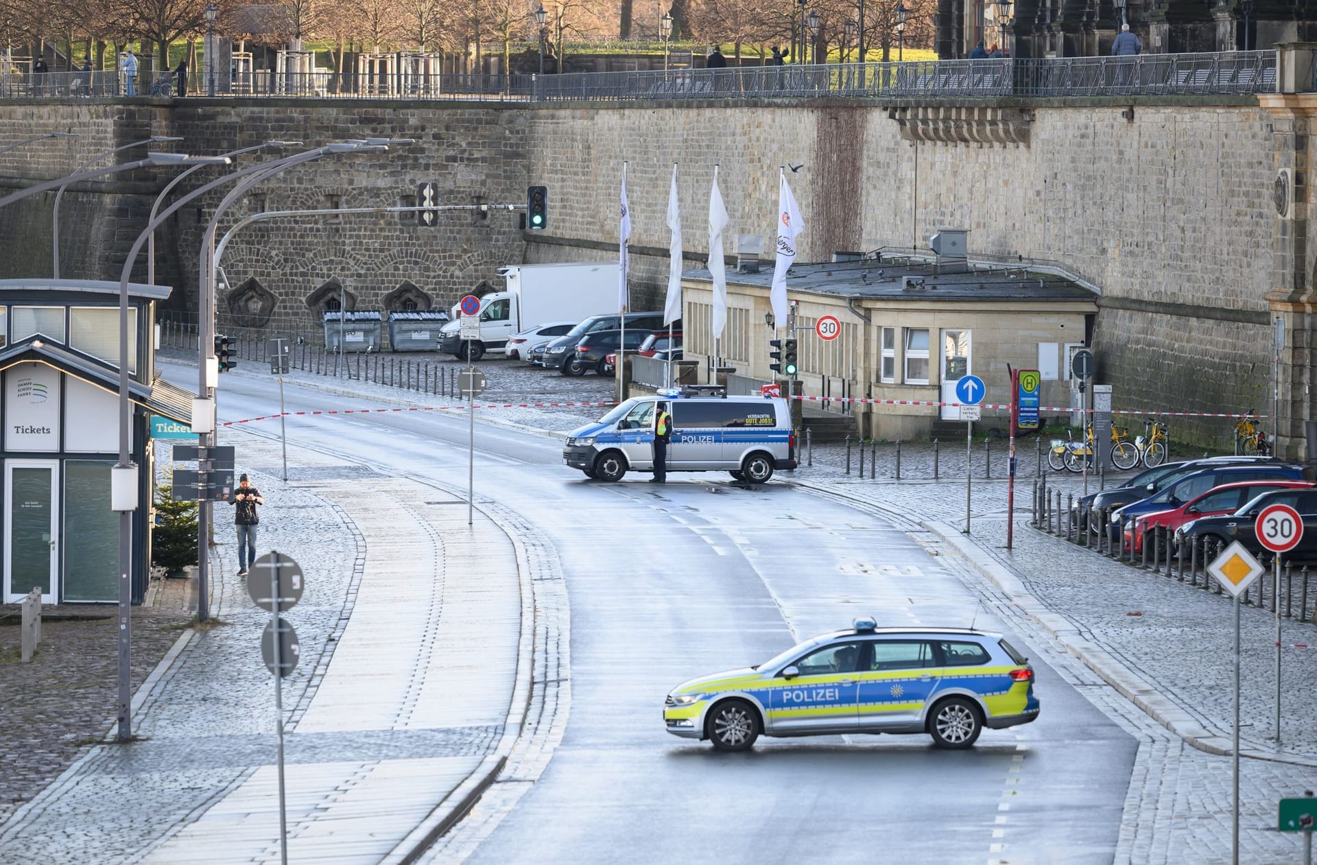 Gegen 10.40 Uhr rückte der Kampfmittelbeseitigungsdienst an: Aktuell sind das Terrassenufer bis zum Theaterplatz und Teile des Rathenauplatzes abgesperrt.