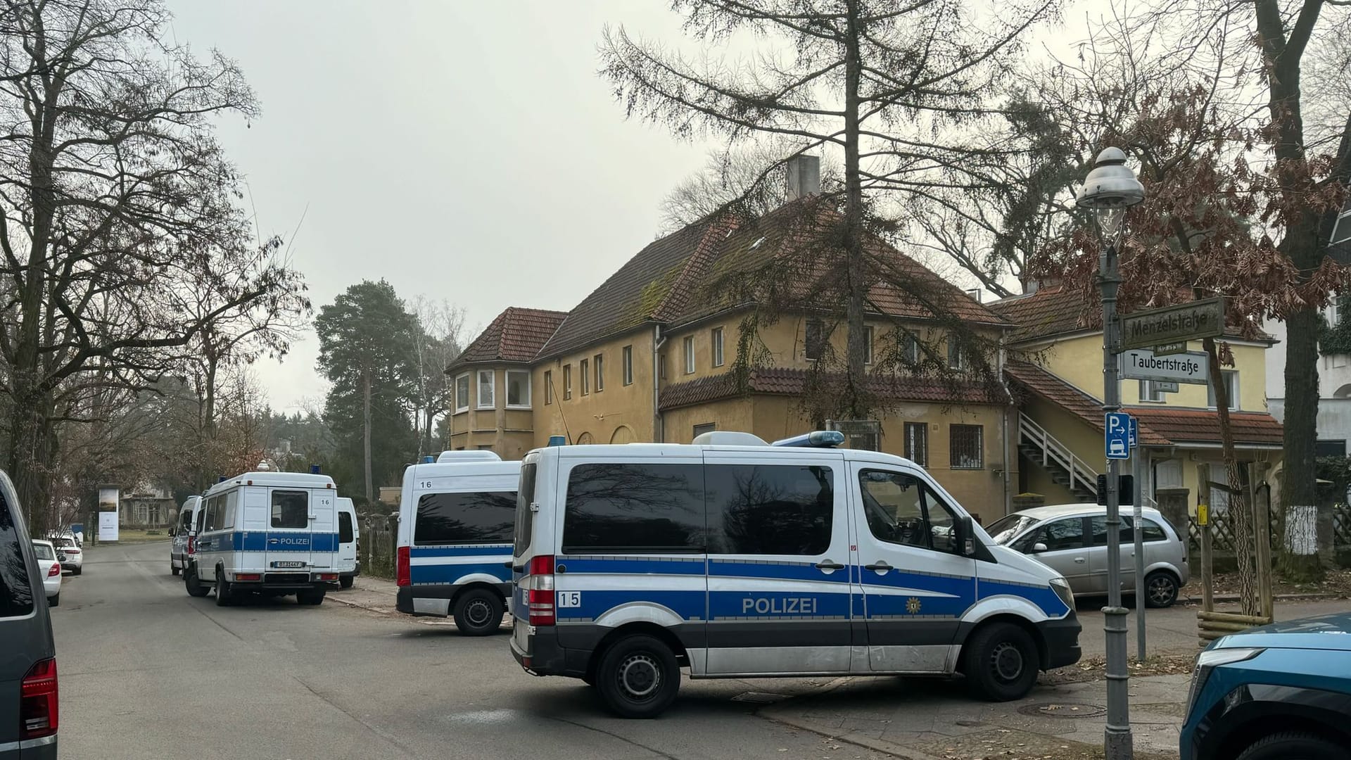 Großes Polizeiaufgebot: In mehreren Berliner Bezirken sind Beamte im Kampf gegen Steuersünder im Einsatz.