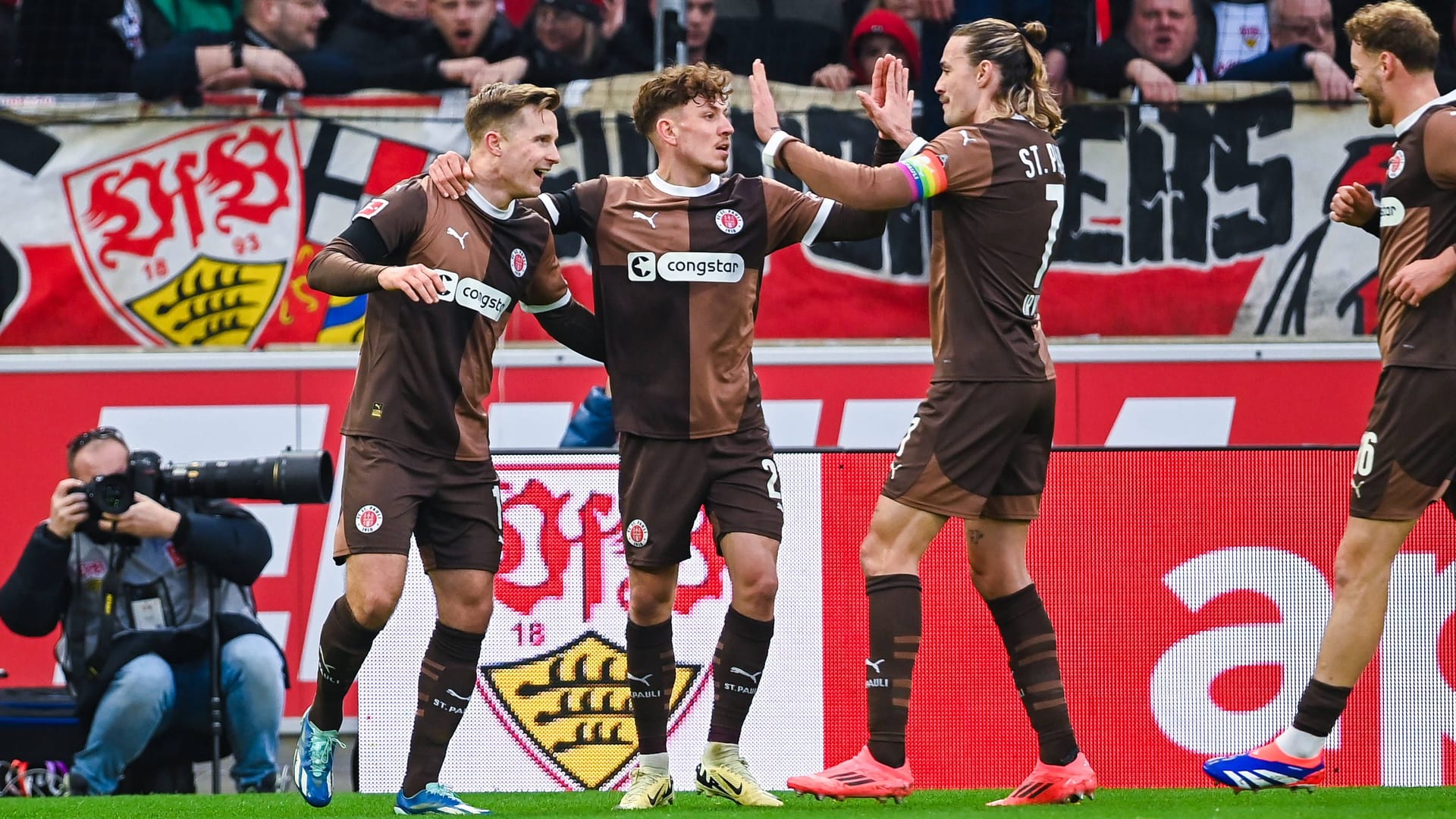 Johannes Eggestein (v.l.), Philipp Treu und Jackson Irvine bejubeln den Auswärtssieg in Stuttgart: Schafft der FC St. Pauli den Klassenerhalt in der Bundesliga?