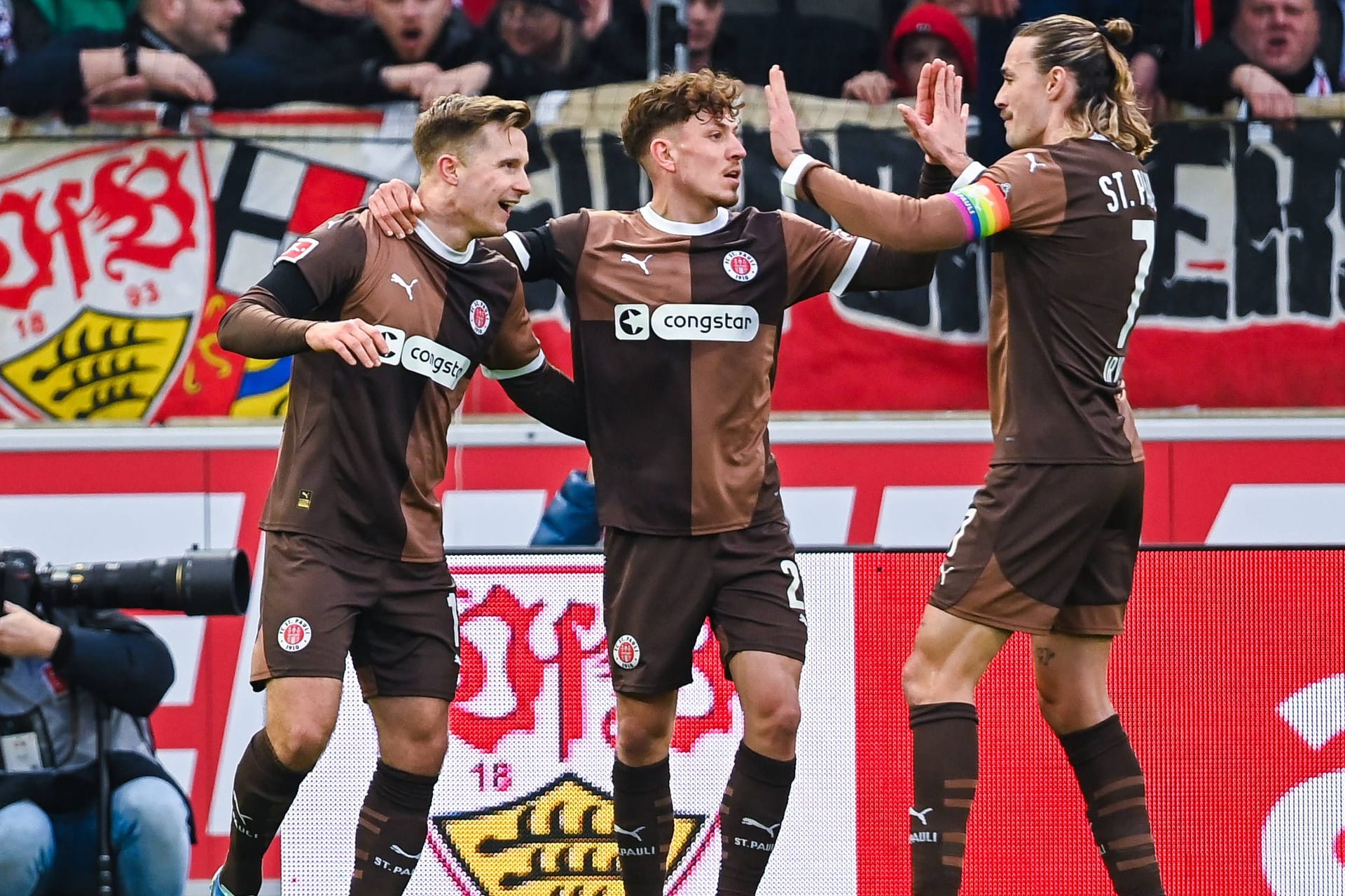 Johannes Eggestein (v.l.), Philipp Treu und Jackson Irvine bejubeln den Auswärtssieg in Stuttgart: Schafft der FC St. Pauli den Klassenerhalt in der Bundesliga?