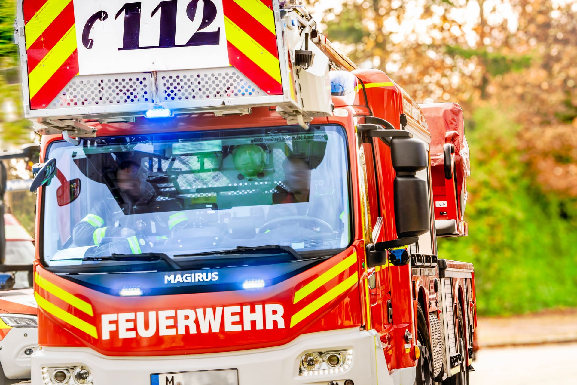 Ein Einsatzfahrzeug der Münchner Feuerwehr (Archivbild): Verletzt wurde bei dem Feuer niemand.