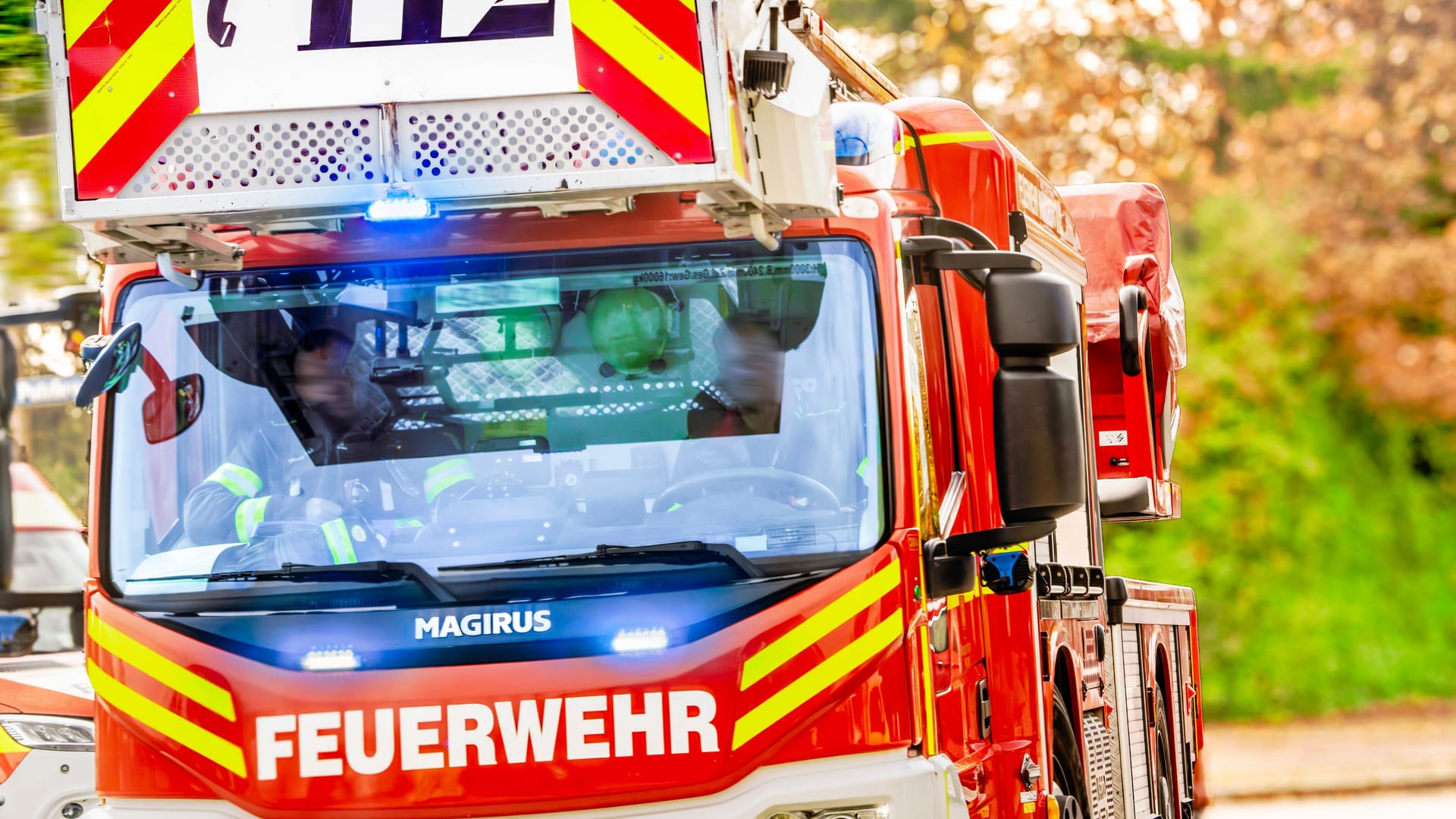 Ein Einsatzfahrzeug der Münchner Feuerwehr (Archivbild): Verletzt wurde bei dem Feuer niemand.