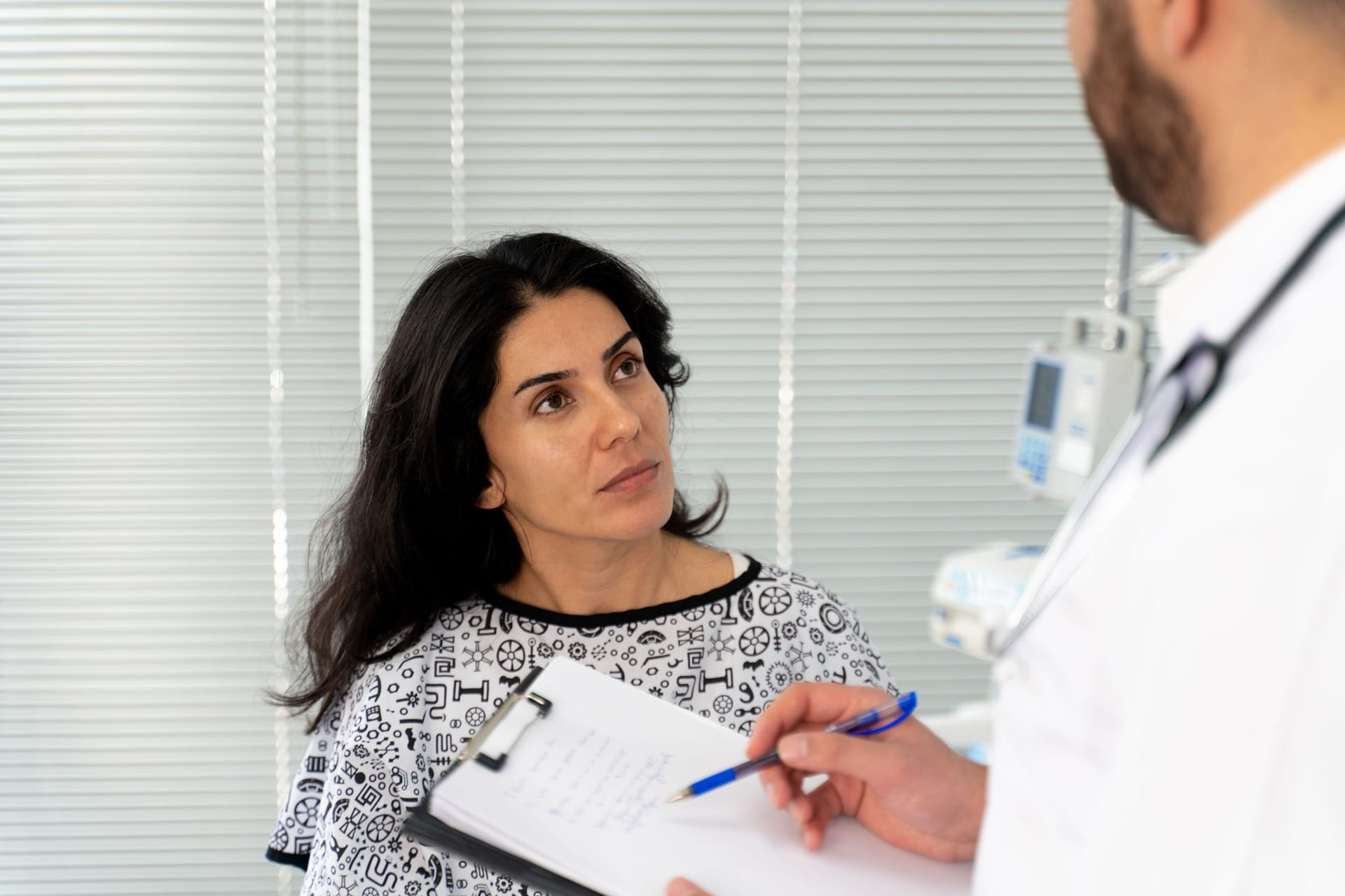 Arzt im Gespräch mit einer Patientin: Ein Krampfanfall kann auch psychogener Natur sein.