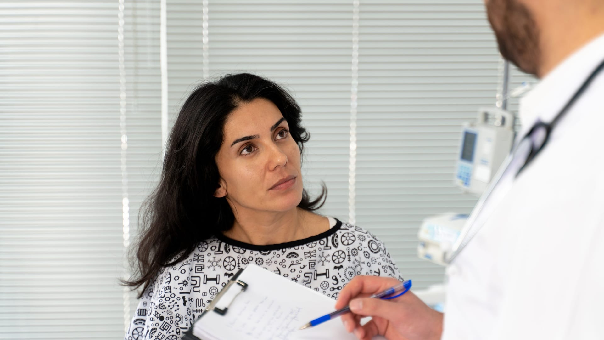 Arzt im Gespräch mit einer Patientin: Ein Krampfanfall kann auch psychogener Natur sein.