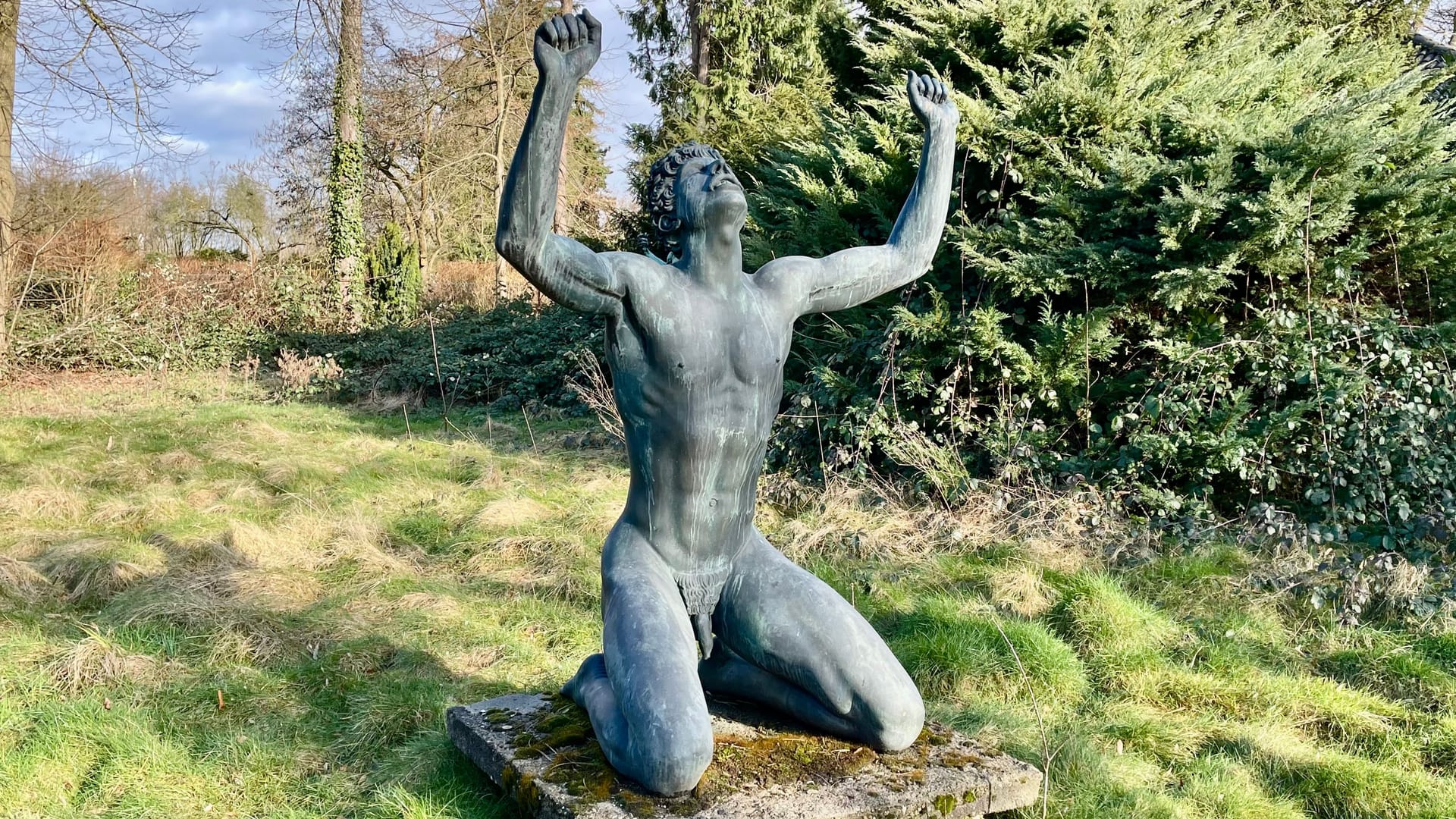 Es gibt sie wirklich: So sieht die Statue von Jürgen Hingsen in Düsseldorf aus.