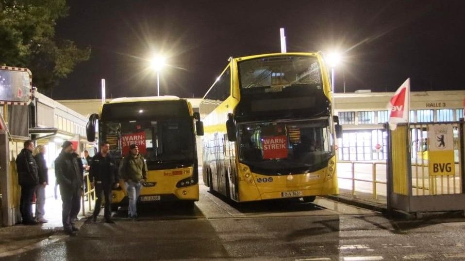 Punkt 3 Uhr schlossen Mitarbeiter des Betriebshof-Britz in der Neuköllner Gradestraße und schmückten 2 Busse und Tore mit Fahnen und Plakaten.