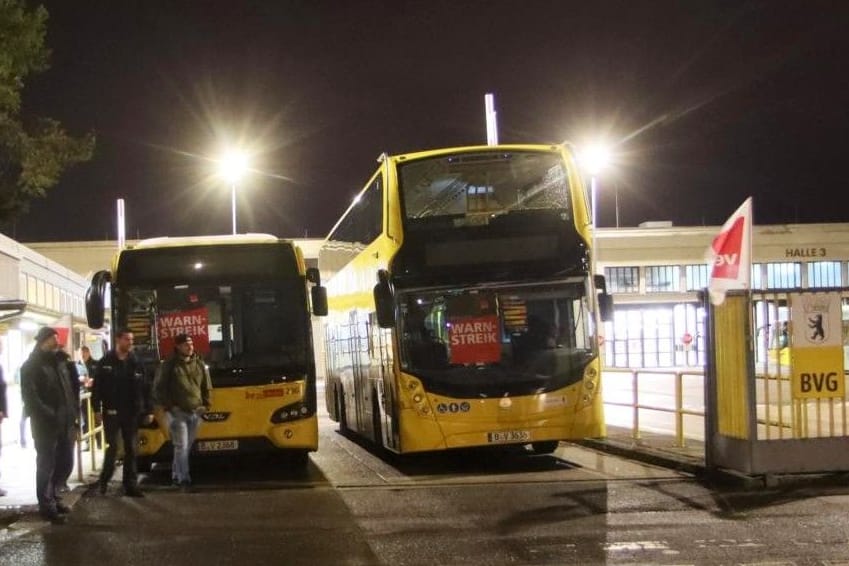 Punkt 3 Uhr schlossen Mitarbeiter des Betriebshof-Britz in der Neuköllner Gradestraße und schmückten 2 Busse und Tore mit Fahnen und Plakaten.