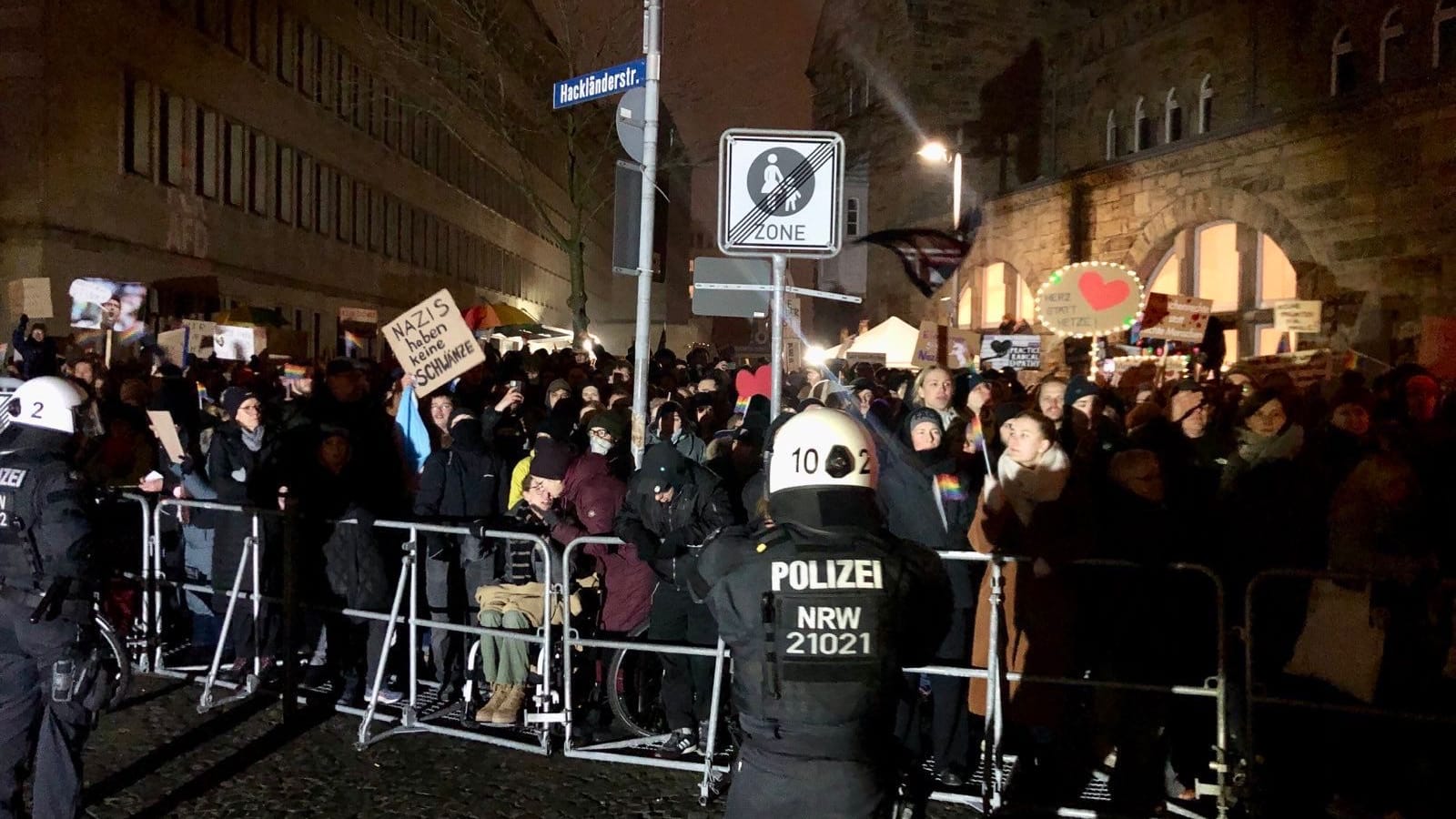 Zahlreiche Gegendemonstranten empfangen die Rechtsextremen mit Buhrufen und Pfiffen.