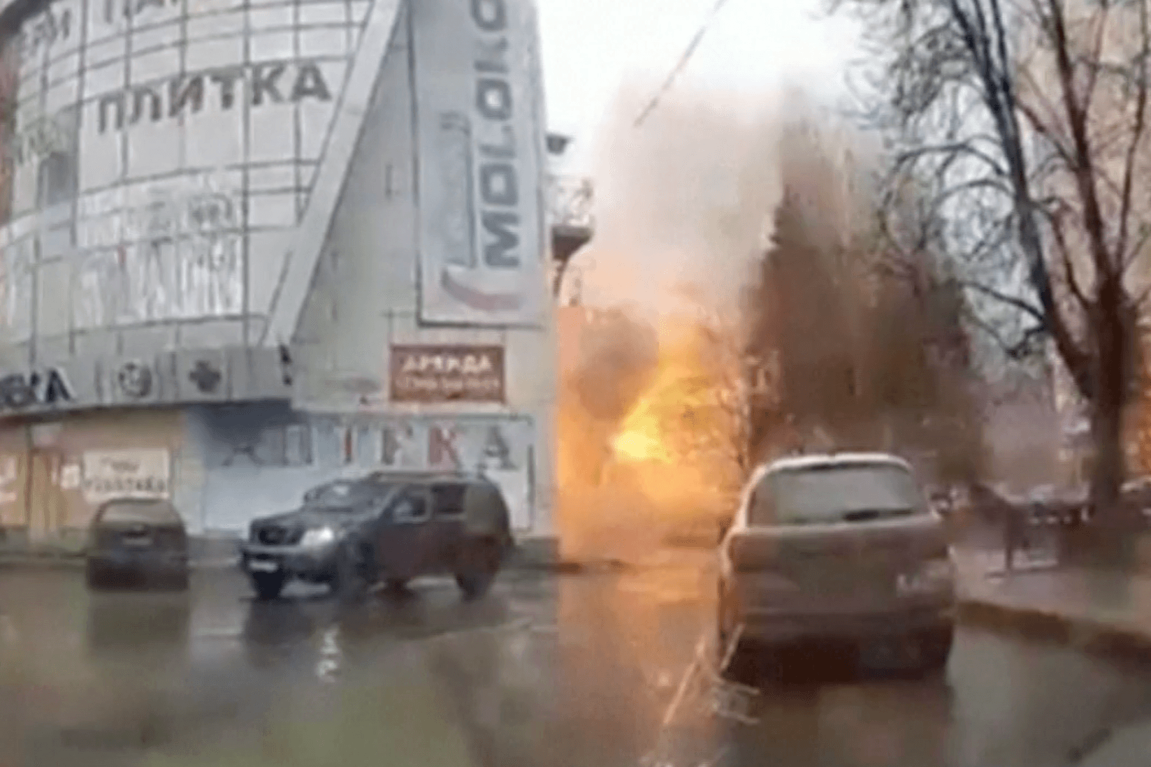 Die Dashcam eines Autos filmt die Explosion eines Gebäudes.