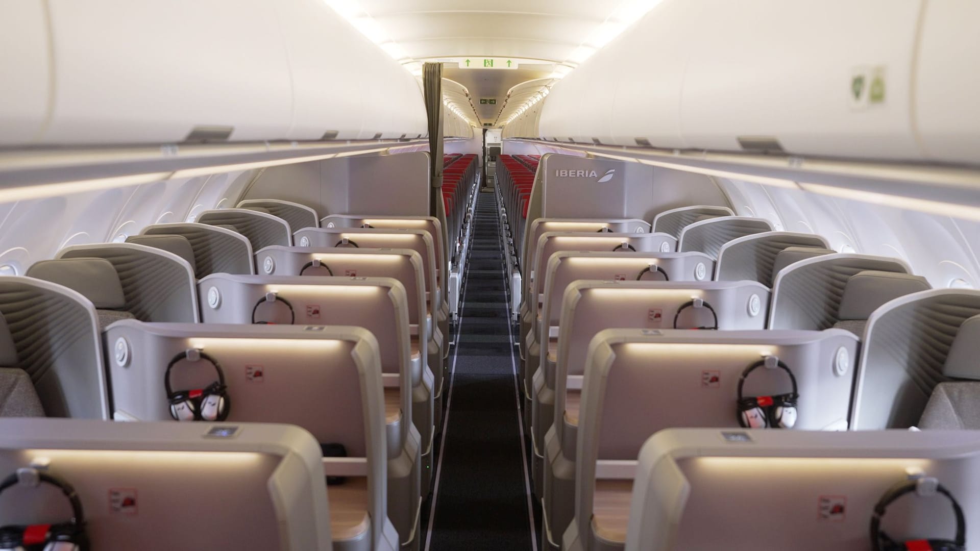 Blick in die vordere Kabine mit der Business-Class des Airbus A321XLR von Iberia.