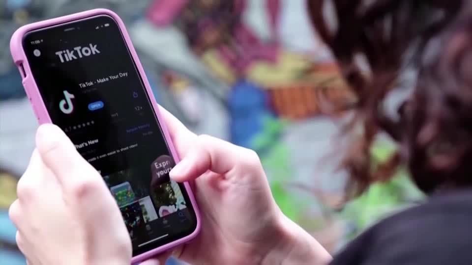 Ein Nutzer hat die TikTok-App geöffnet: Der Videodienst wird in den USA am Sonntag wohl zunächst abgeschaltet.