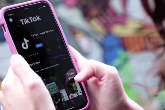 Ein Nutzer hat die TikTok-App geöffnet: Der Videodienst wird in den USA am Sonntag wohl zunächst abgeschaltet.