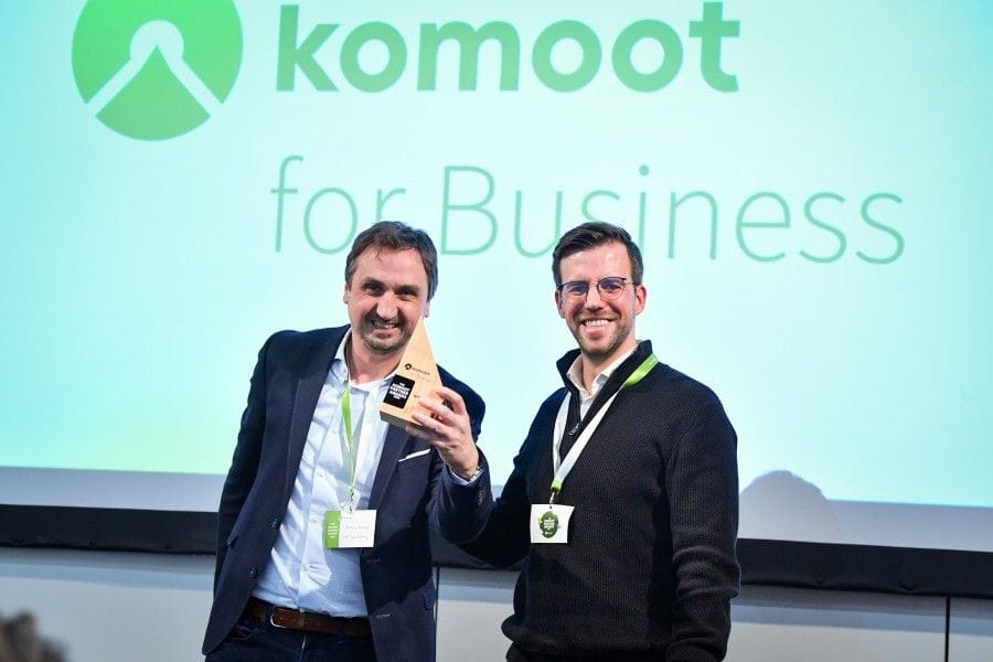 EMG-Geschäftsführer Richard Röhrhoff bei der Verleihung des Global Choice Award gemeinsam mit Denis Dahlheimer, Senior Sales Manager bei Komoot.