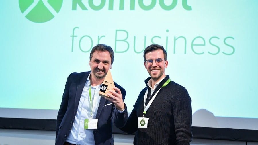 EMG-Geschäftsführer Richard Röhrhoff bei der Verleihung des Global Choice Award gemeinsam mit Denis Dahlheimer, Senior Sales Manager bei Komoot.