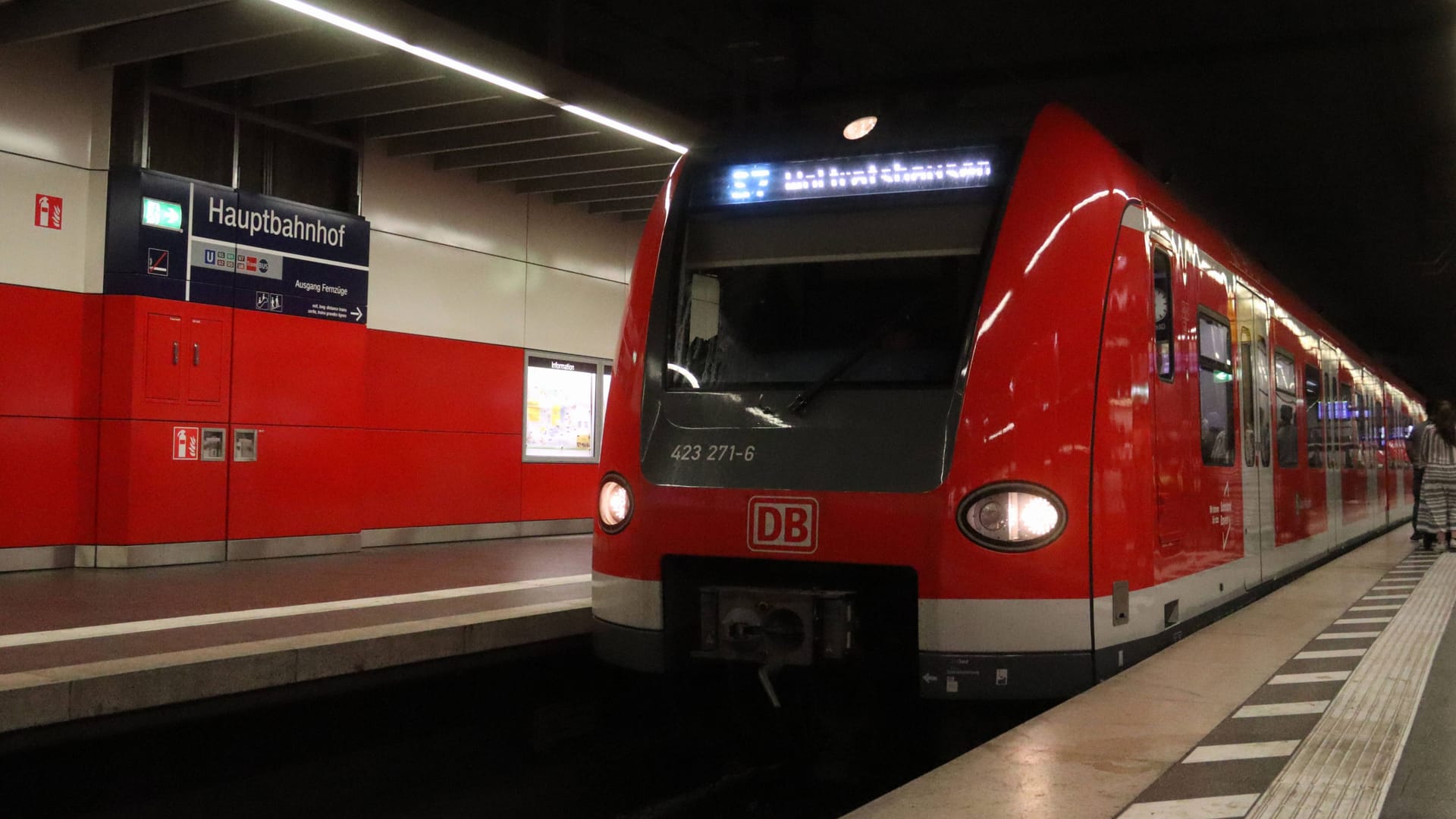 Eine S-Bahn fährt in den Münchner Hauptbahnhof ein (Archivbild):