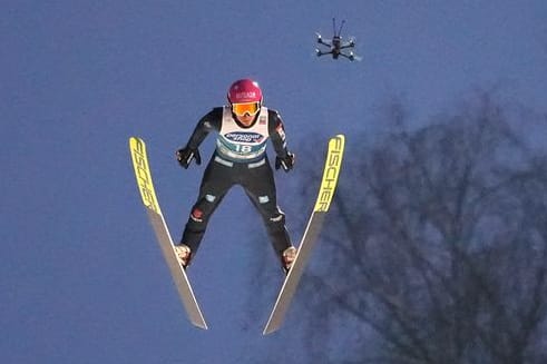 Eine Drohne verfolgt den deutschen Skispringer Felix Hoffmann: Das Gerät stürzte in Bischofshofen ab.