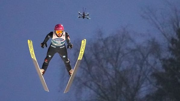 Eine Drohne verfolgt den deutschen Skispringer Felix Hoffmann: Das Gerät stürzte in Bischofshofen ab.