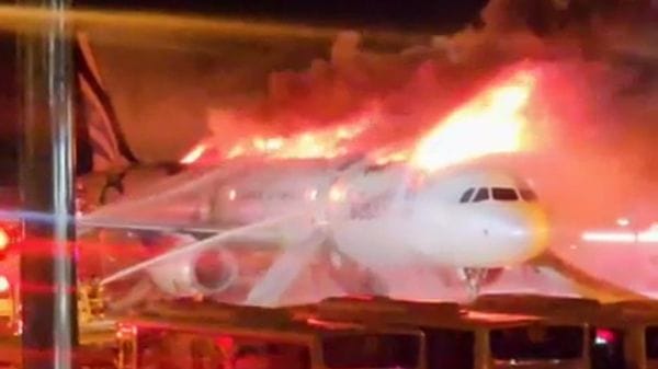 Ein Flieger geht in Flammen auf: