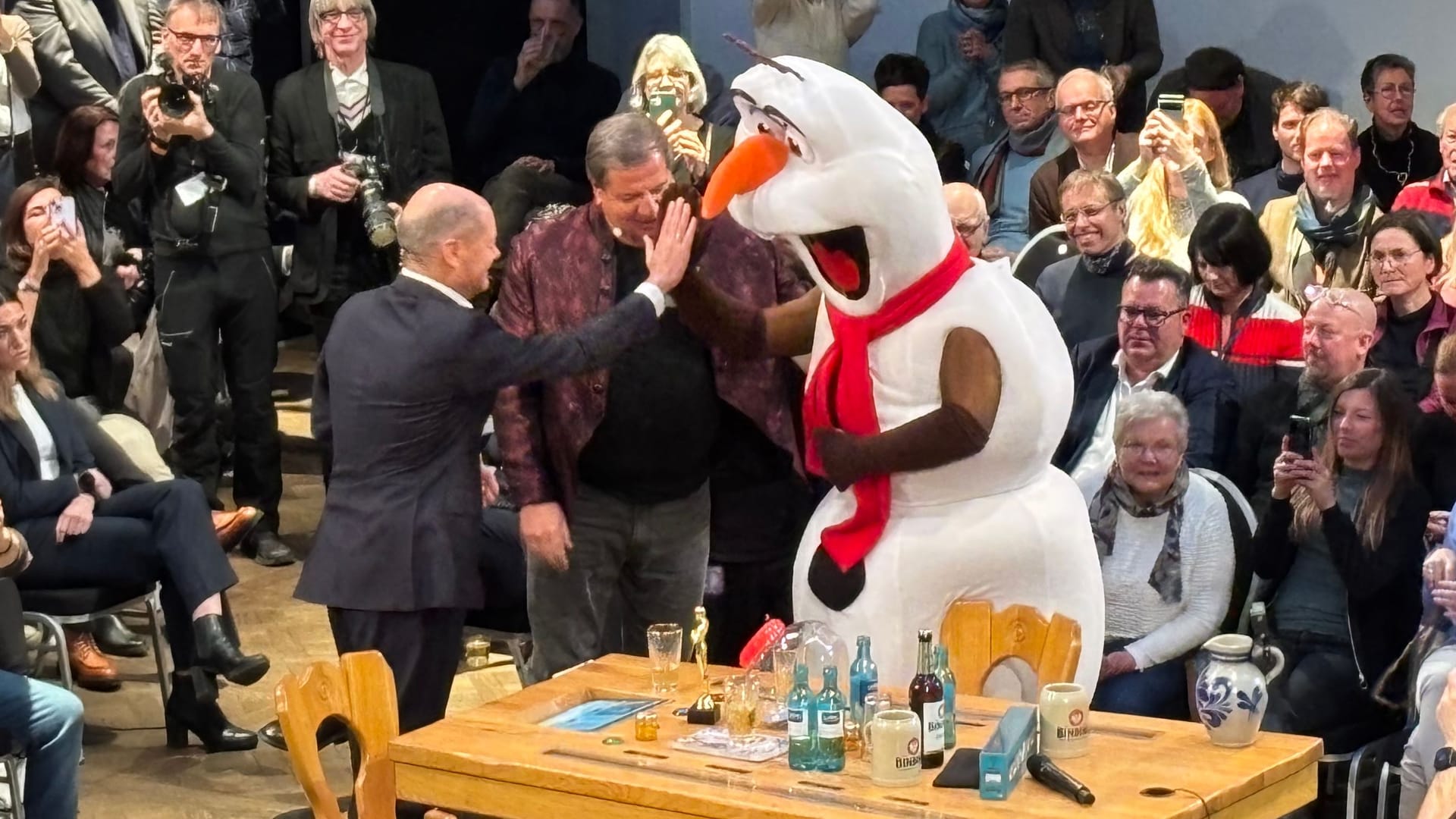 Olaf Scholz, Bernd Reisig und Olaf, der Schneemann (v. l. n. r.): Zur Begrüßung gibt es für den Schneemann ein High Five vom Kanzler.