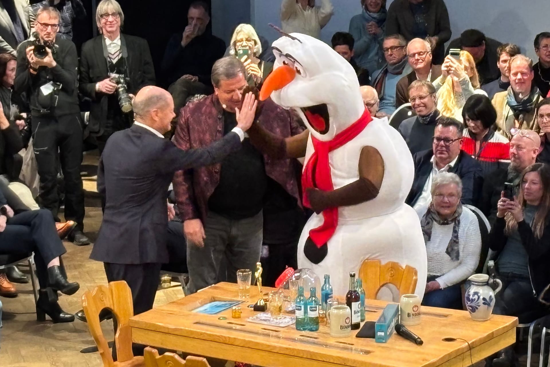 Olaf Scholz, Bernd Reisig und Olaf, der Schneemann (v. l. n. r.): Zur Begrüßung gibt es für den Schneemann ein High Five vom Kanzler.