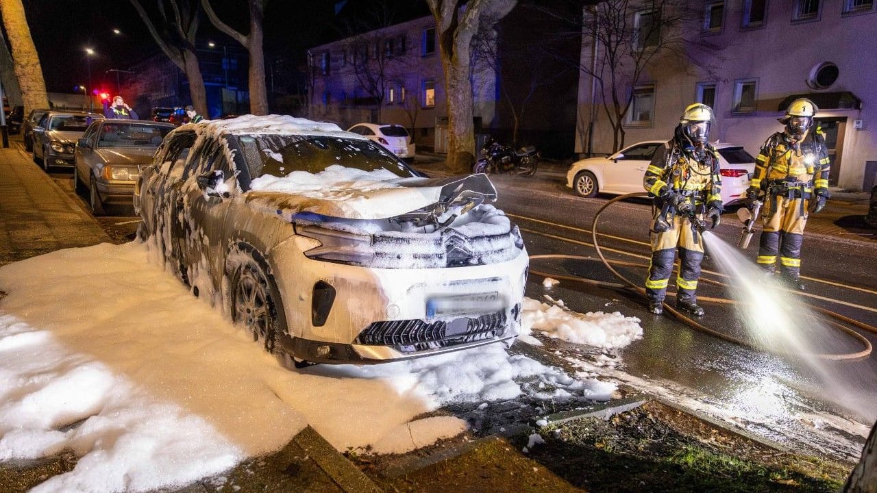 Feuerwehrleute setzten Löschschaum ein, um den Brand zu stoppen.