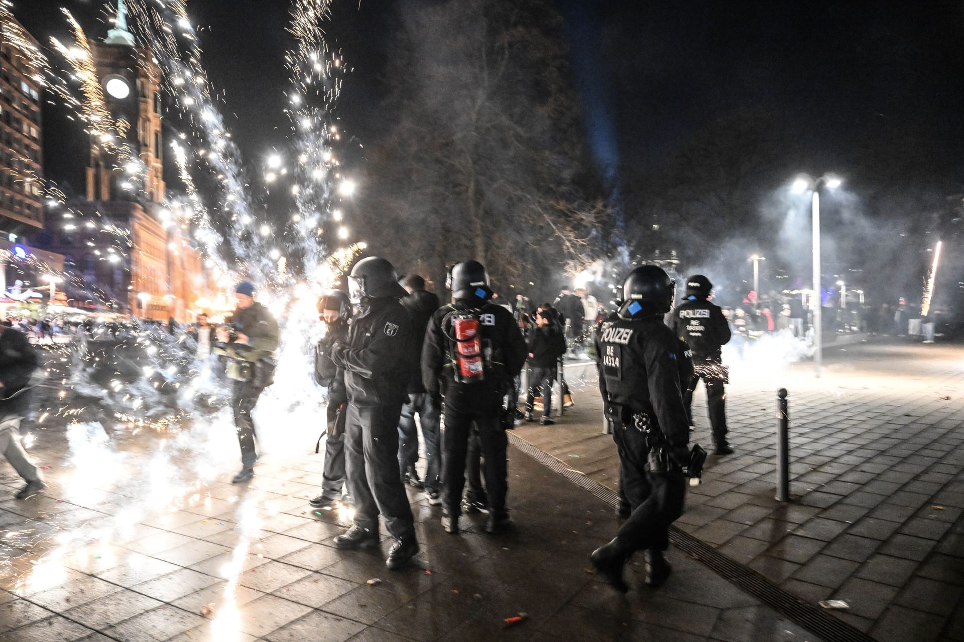 Die Polizei versucht an Silvester 2023 / 2024 am Alexanderplatz die Böllerverbotszone durchzusetzen.