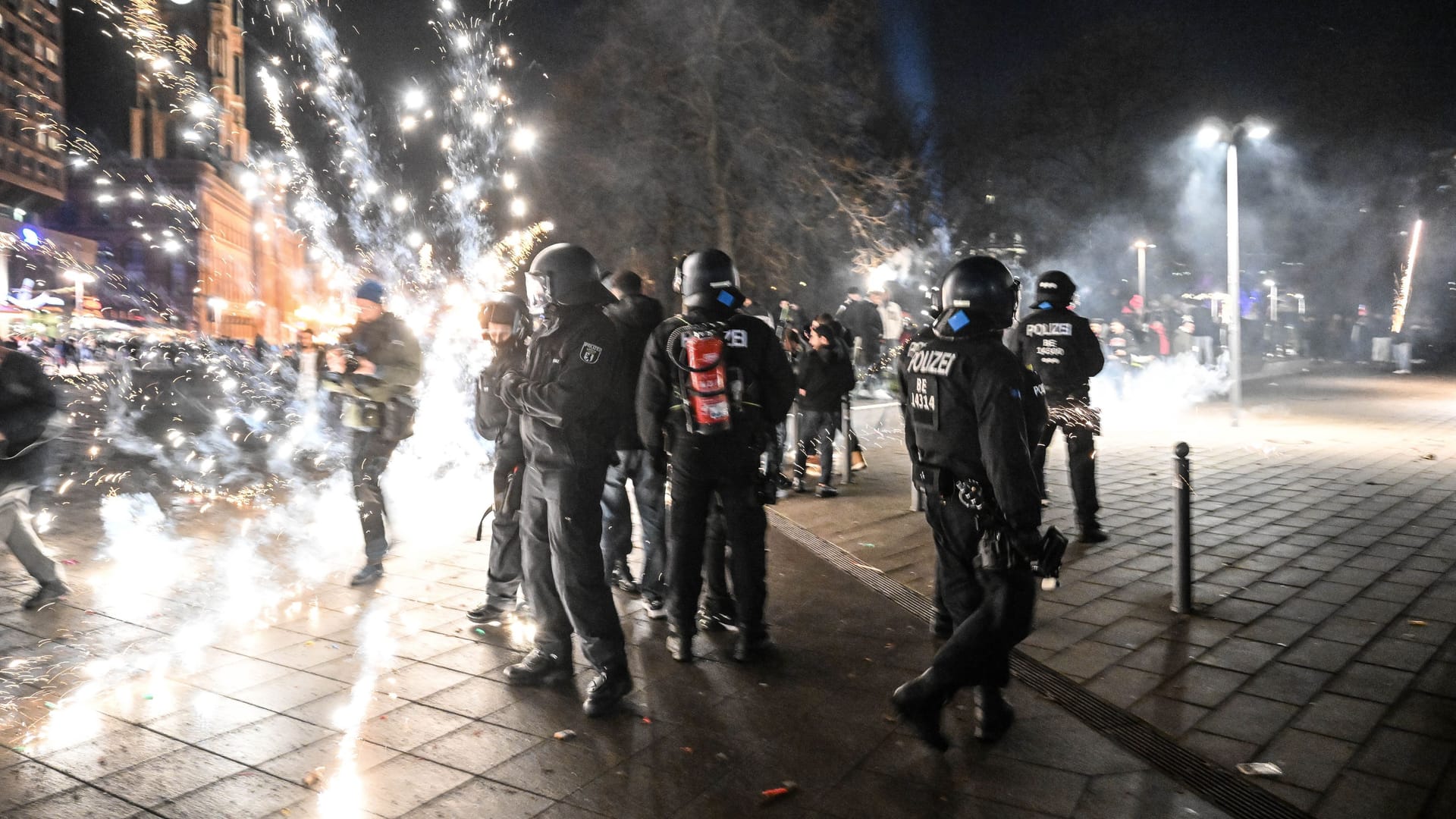 Die Polizei versucht an Silvester 2023 / 2024 am Alexanderplatz die Böllerverbotszone durchzusetzen.