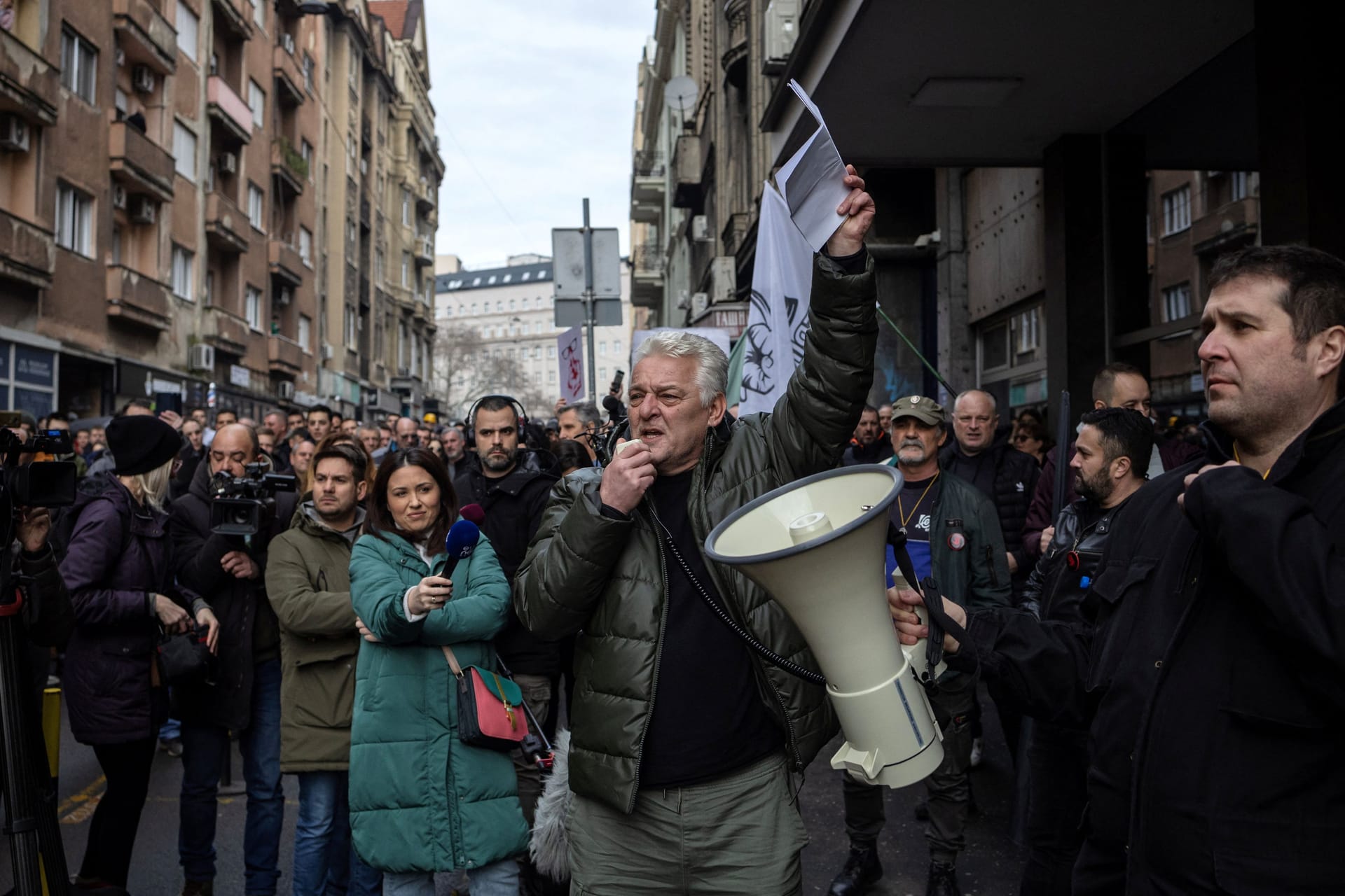 Gewerkschafter und Studenten demonstrieren derzeit in Belgrad gegen die serbische Regierung.