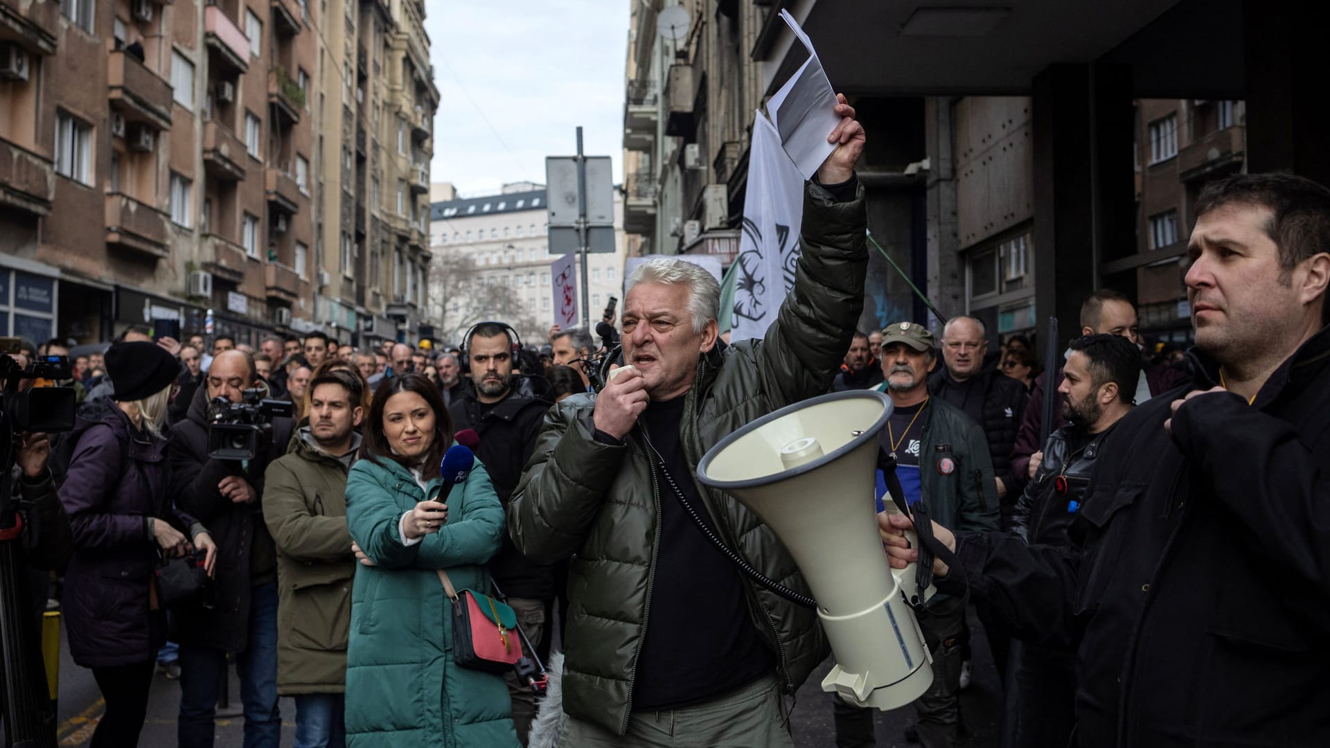 Gewerkschafter und Studenten demonstrieren derzeit in Belgrad gegen die serbische Regierung.