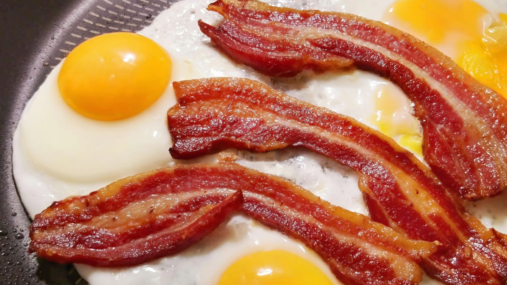 Frühstück mit Speck: Zu viel verarbeitetes Fleisch hat Einfluss auf die kognitiven Fähigkeiten der Konsumenten.