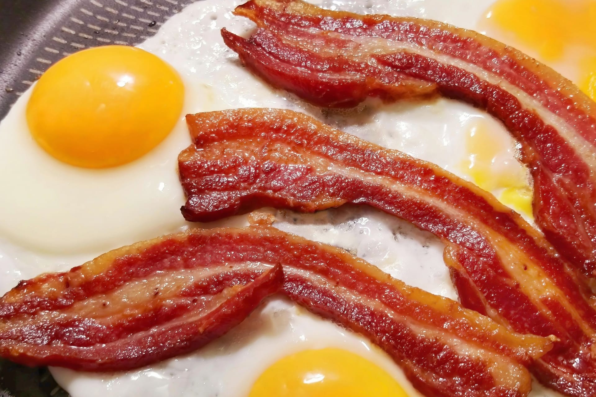 Frühstück mit Speck: Zu viel verarbeitetes Fleisch hat Einfluss auf die kognitiven Fähigkeiten der Konsumenten.