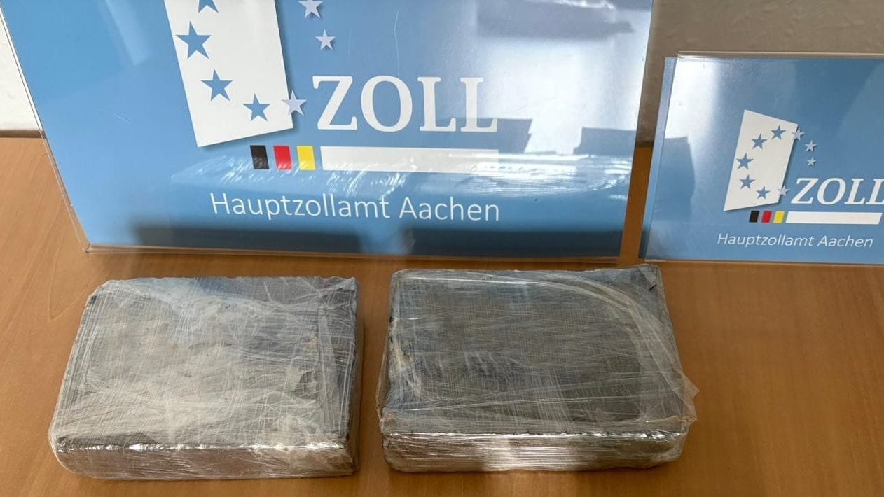 Fast ein Kilogramm Heroin: So viel hatte der 66-Jährige auf seiner Taxifahrt bei sich.