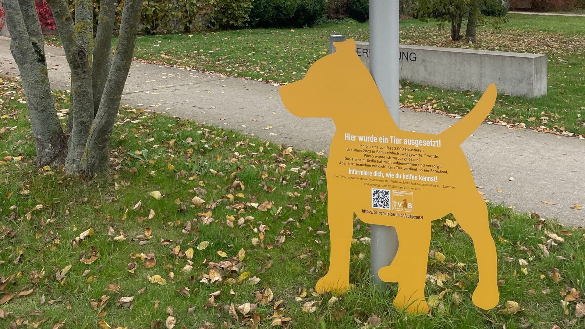 Solche Silhouetten sollen in Berlin auf ausgesetzte Tiere aufmerksam machen.