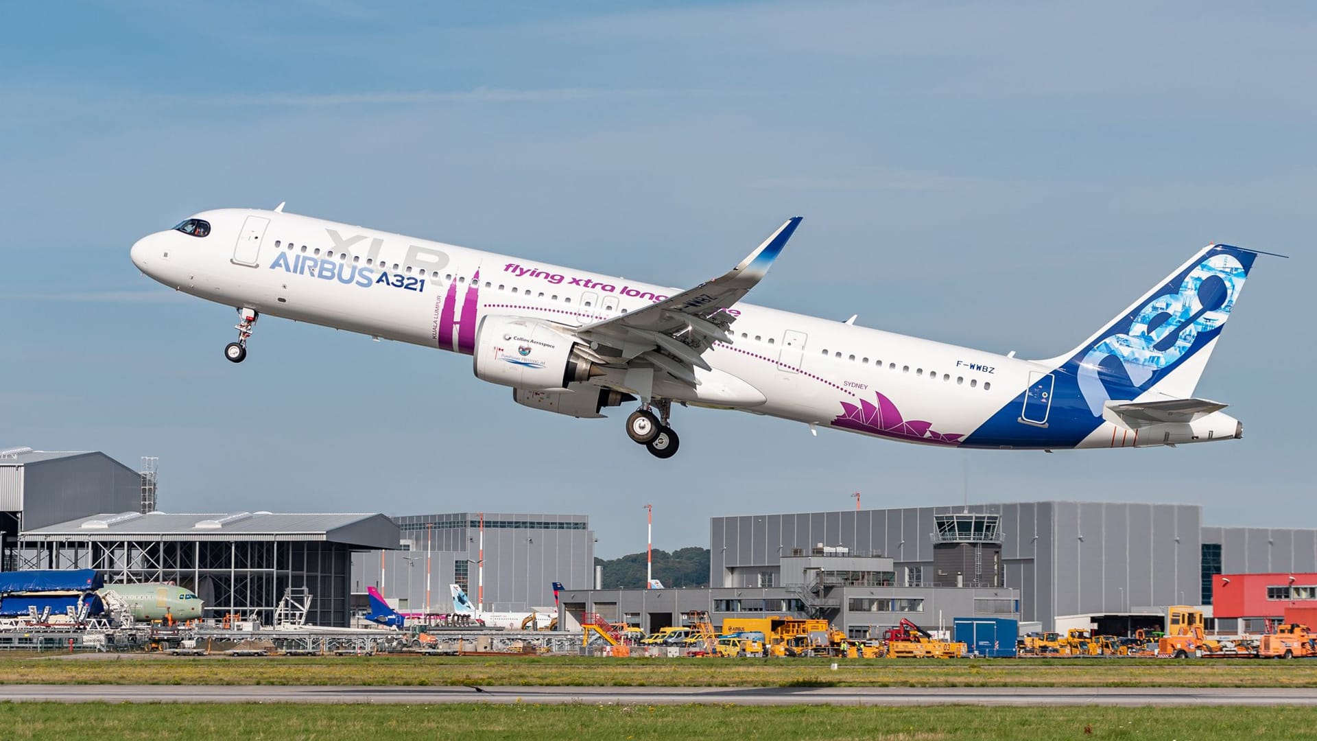 Eine der drei Testmaschinen vom Typ Airbus A321XLR beim Start in Finkenwerder.