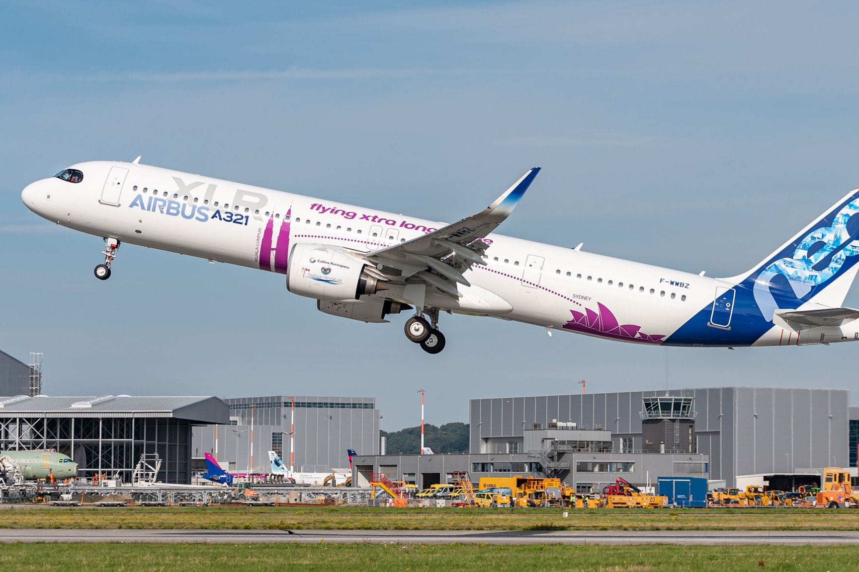 Eine der drei Testmaschinen vom Typ Airbus A321XLR beim Start in Finkenwerder.